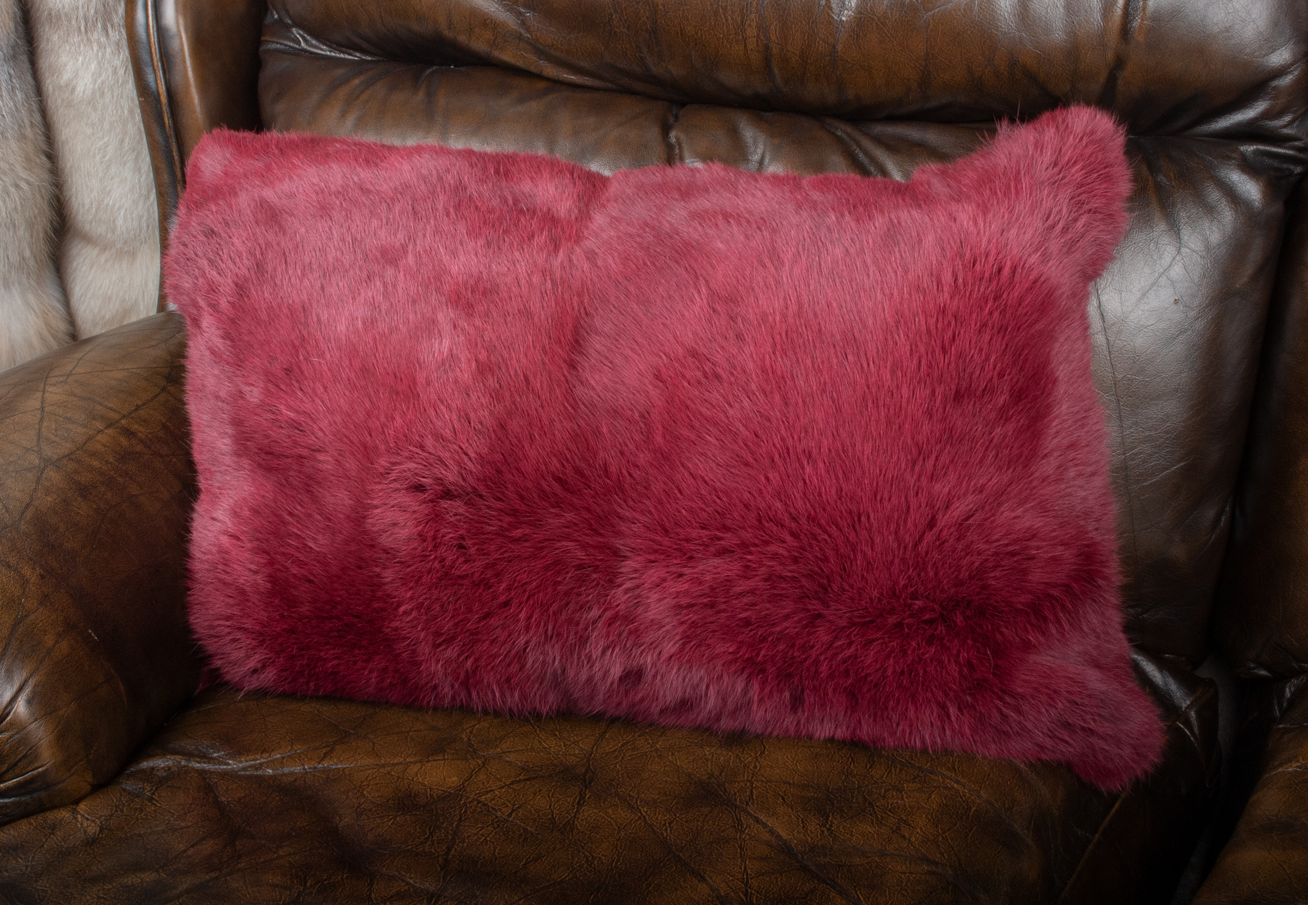 Kanin Fellkissen in dunkelrot Kanin Fellkissen in dunkelrot