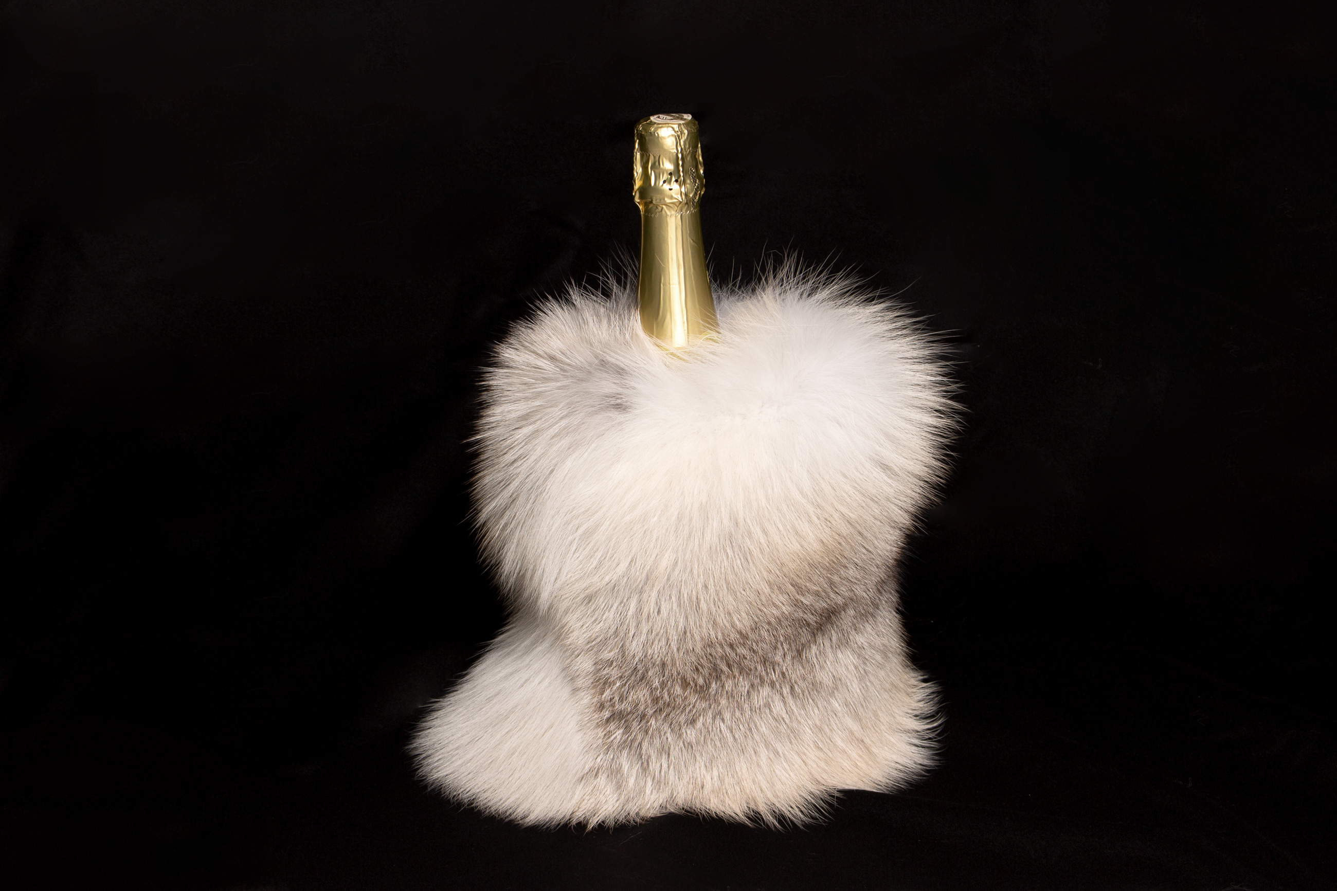 2-7020-Fawnlight-Fuchs-Pelzhusse-Sektk-hler-Lars-Paustian Fawnlight Fuchs Pelzhusse als Sektkühler