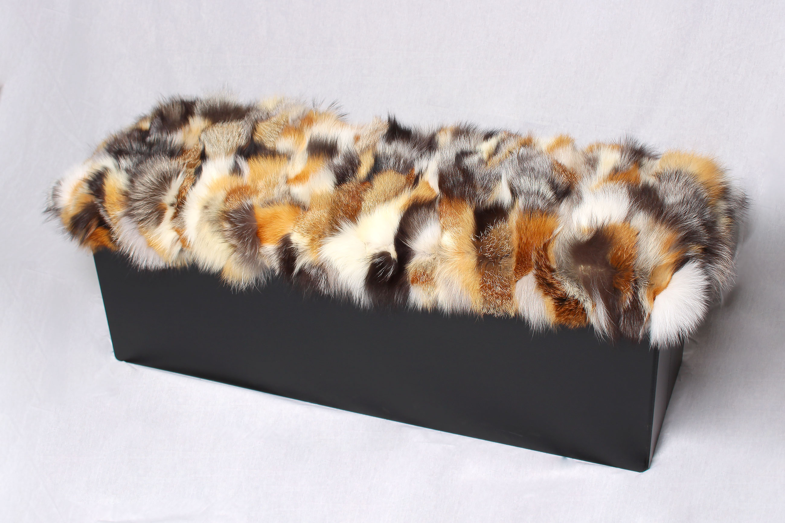 2-3335-Sitzbank-Stauraum-Fuchsfell-bestueckt-Lars-Paustian Sitzbank mit Stauraum und echtem Fuchsfell bestückt