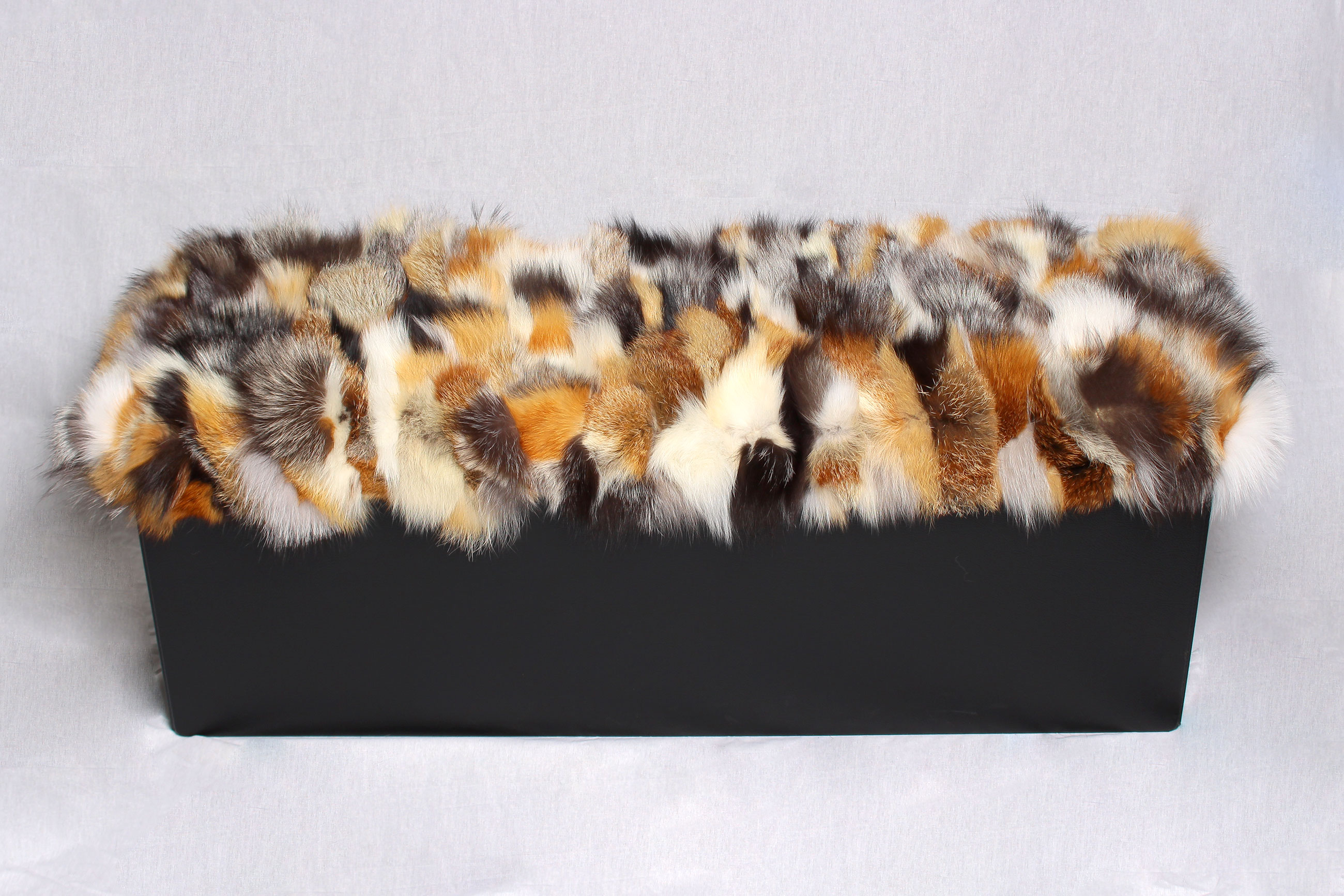 3-3335-Sitzbank-Stauraum-Fuchsfell-bestueckt-Lars-Paustian Sitzbank mit Stauraum und echtem Fuchsfell bestückt