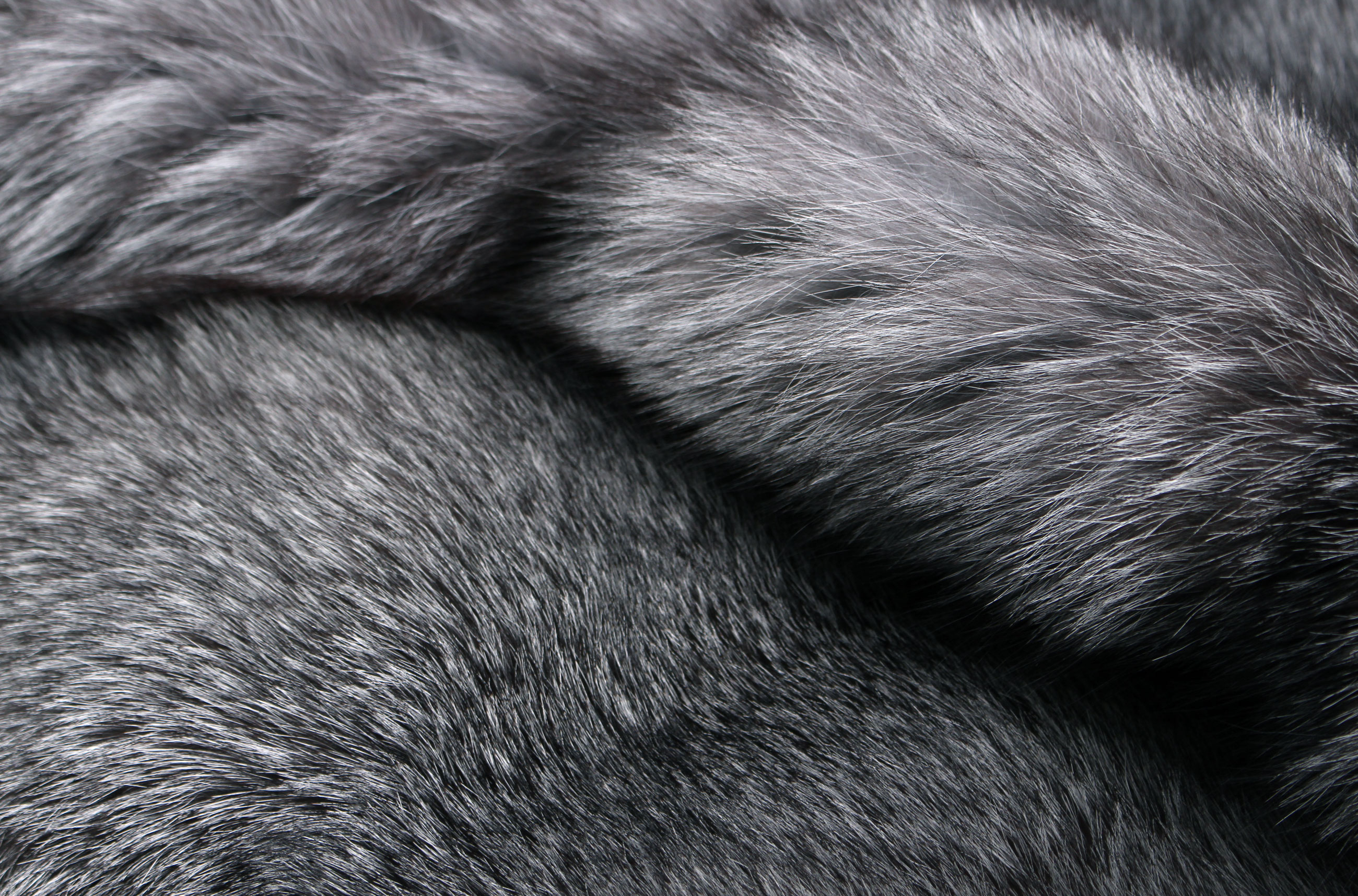 SAGA Bluefrost Fuchsfell Pelzteppich in natur grau