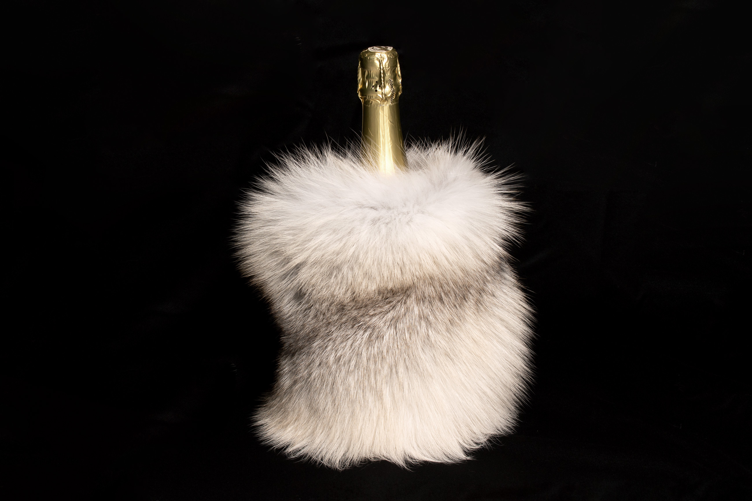 1-7020-Fawnlight-Fuchs-Pelzhusse-Sektk-hler-Lars-Paustian Fawnlight Fuchs Pelzhusse als Sektkühler