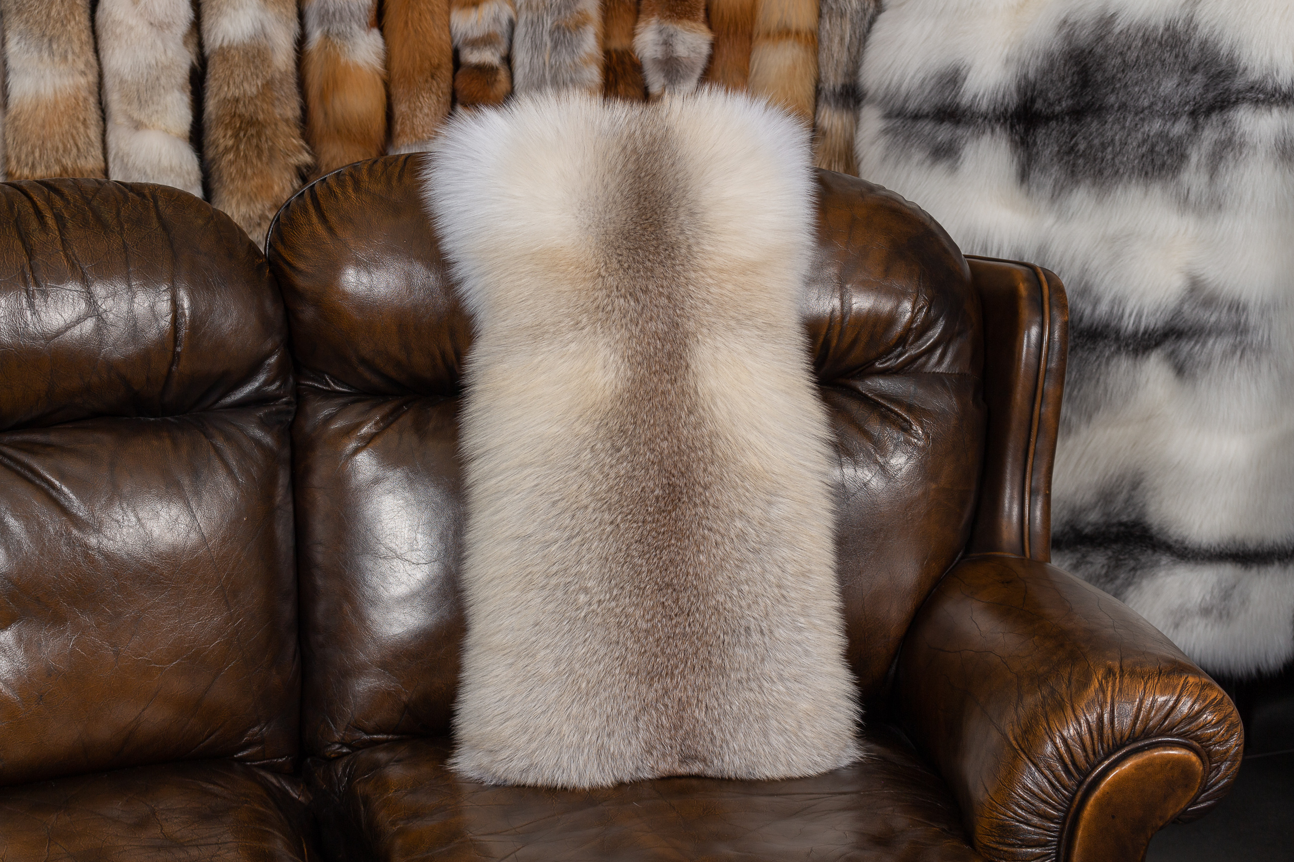 2-3406-Pelzkissen-Fawnlight-Fuchs-Echtpelz-Lars-Paustian Pelzkissen aus Fawnlight Fuchs