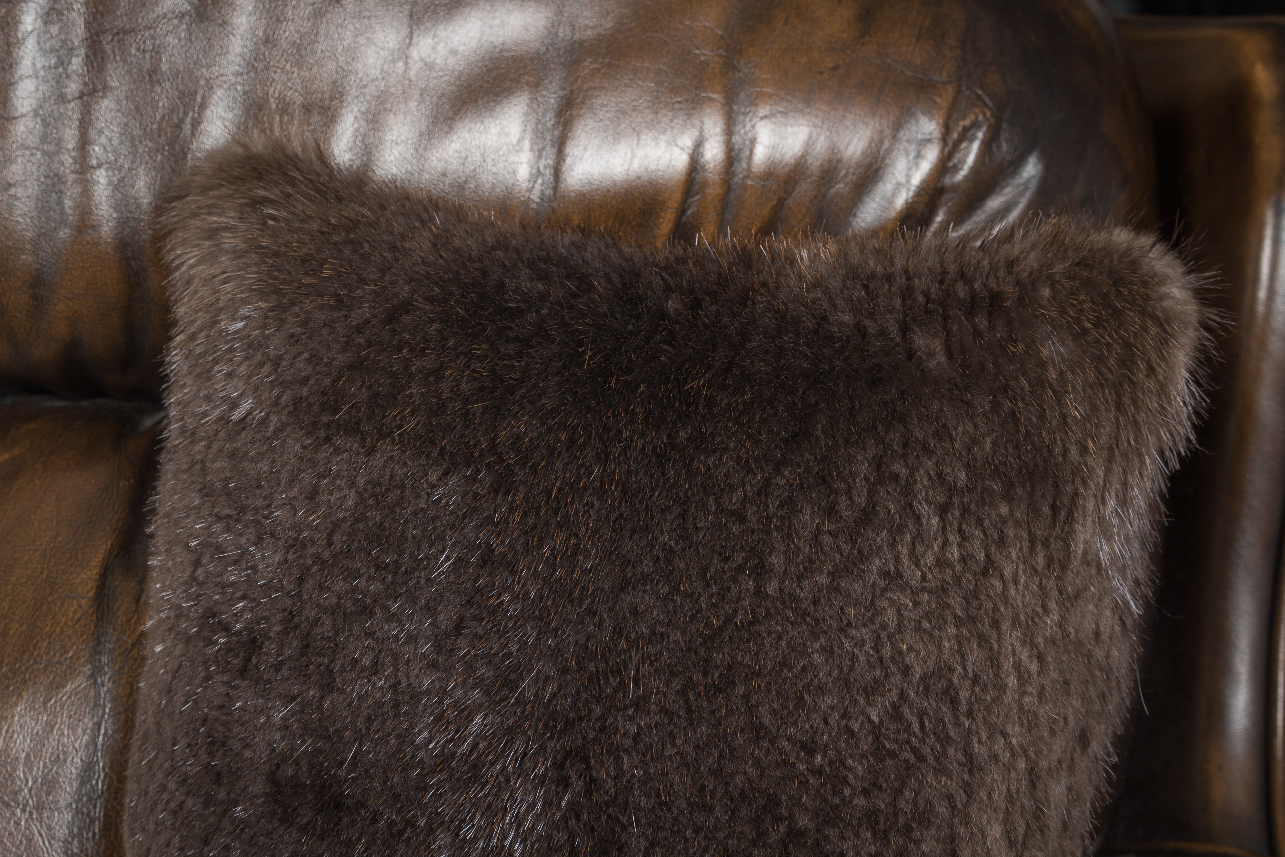 3-1375-Geschorenes-Biber-Fellkissen-Lars-Paustian Geschorenes Biber Fellkissen