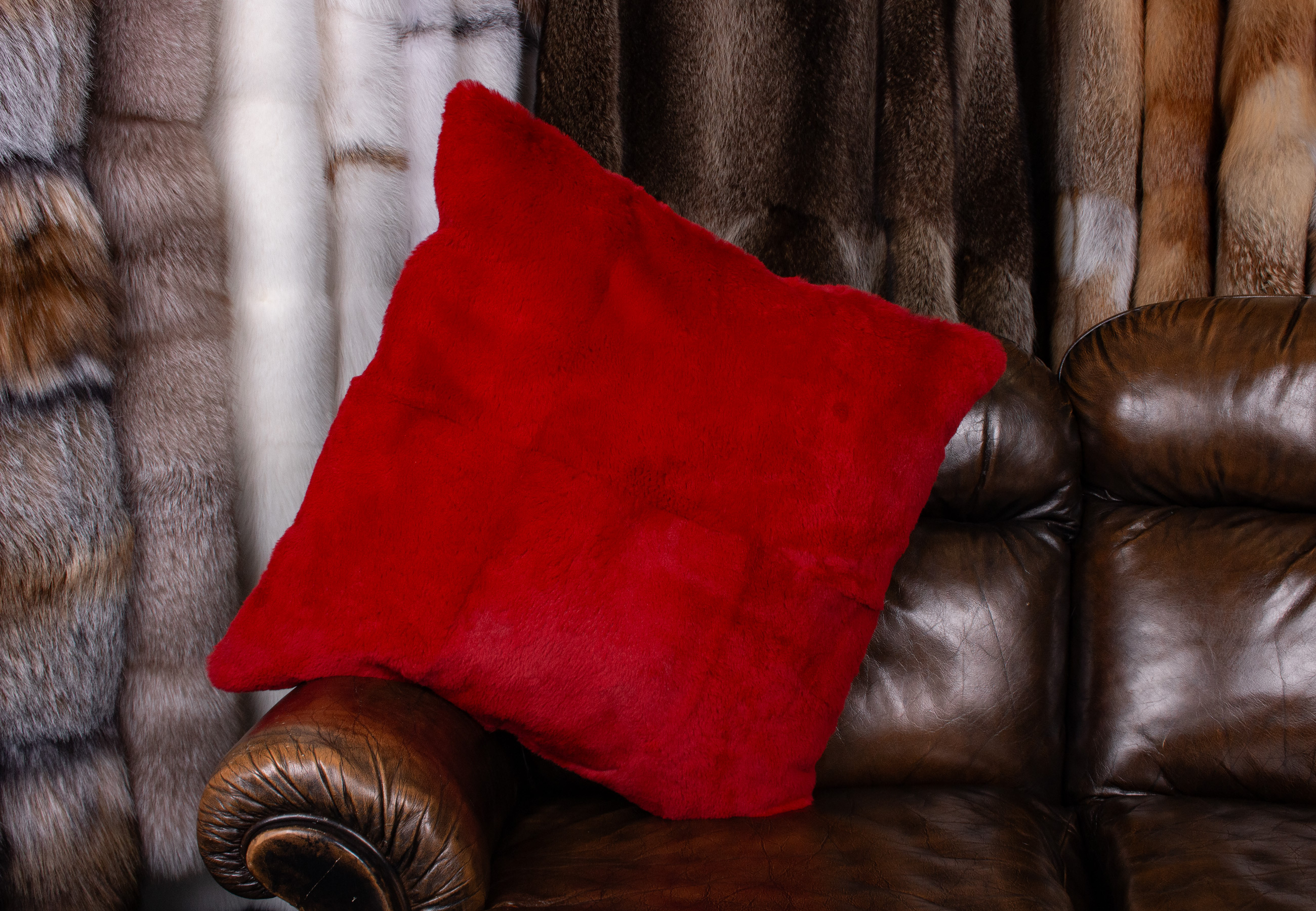 Gemütliches Kanin Fellkissen in edlem Rot Gemütliches Kanin Fellkissen in edlem Rot