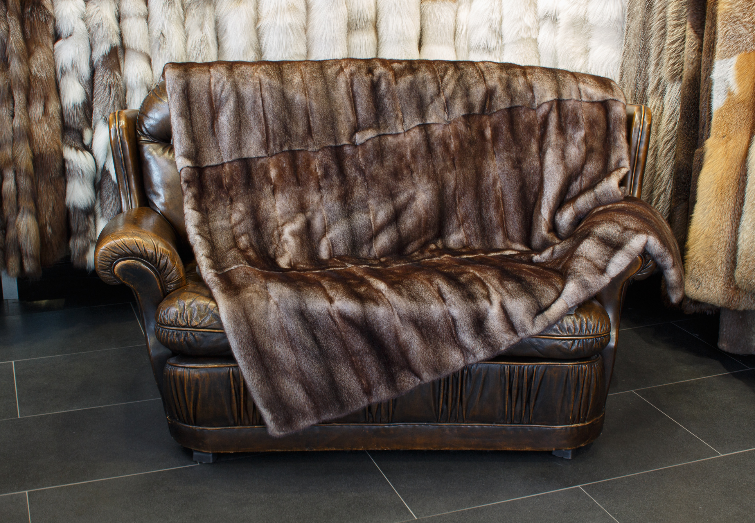 Nerz Felldecke in braun-grau Nerz Felldecke in braun-grau