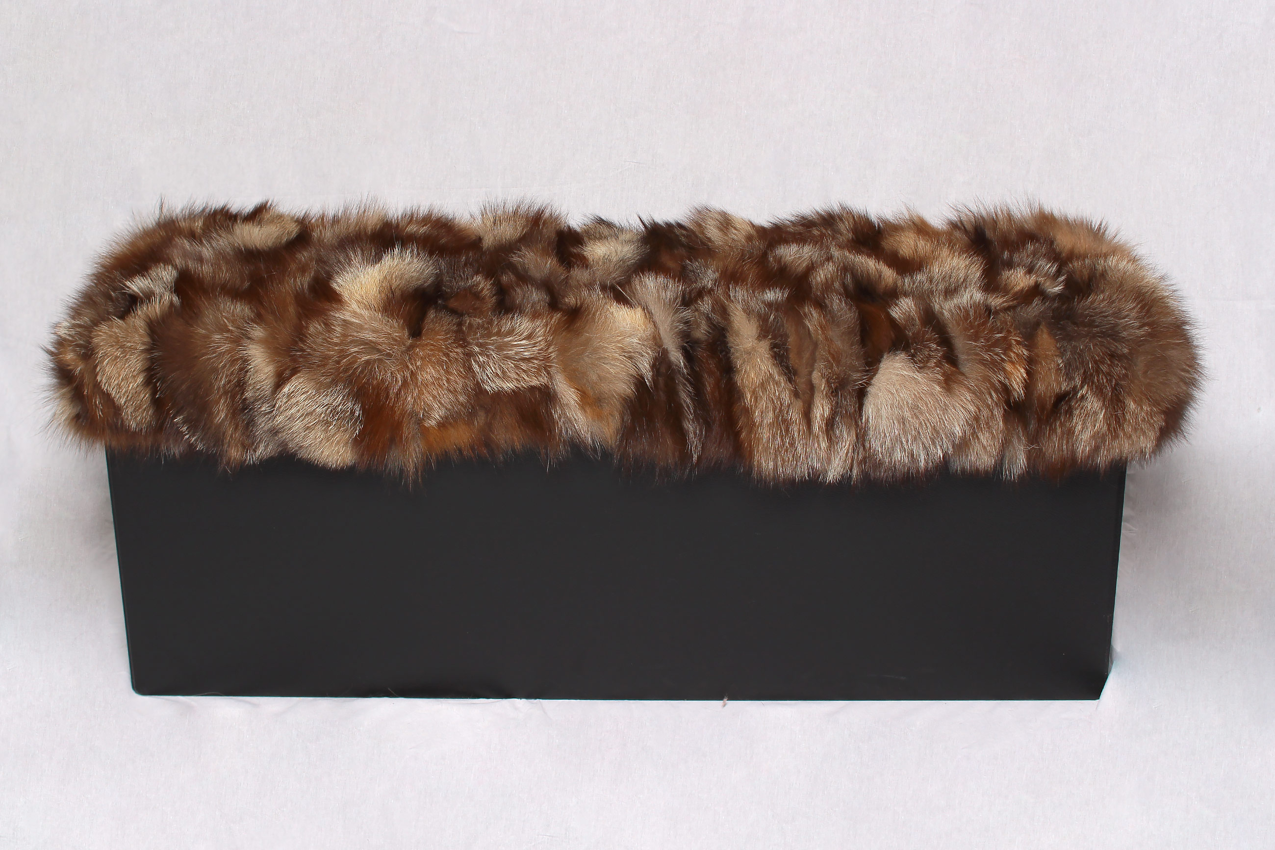 2-3370-Schwarzer-Ottoman-mit-braunen-Silberfuchsseiten-Lars-Paustian Schwarzer Ottoman mit braunen Silberfuchsseiten