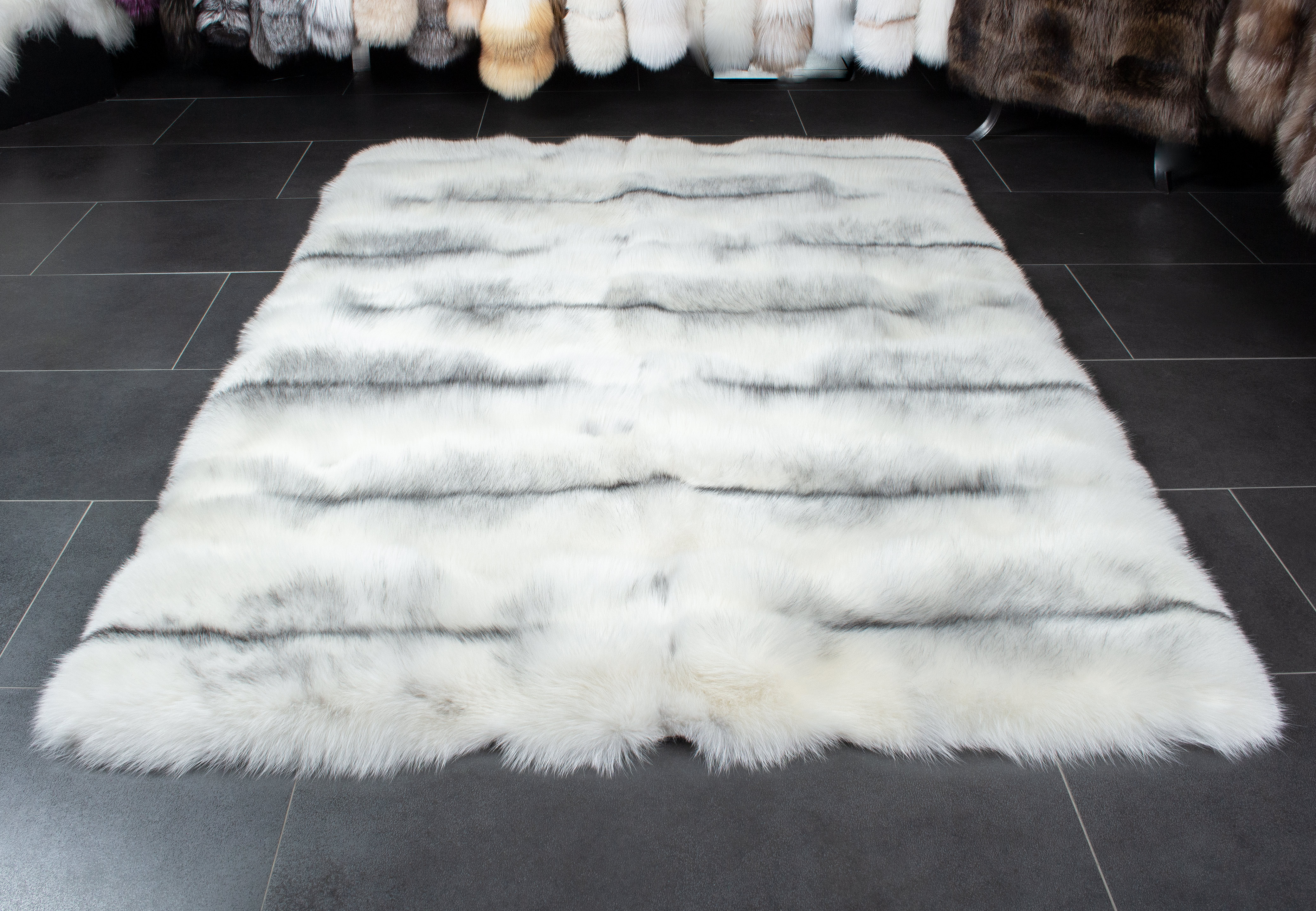 2-4965-Arctic-Marble-Fuchsteppich-Pelzteppich-Lars-Paustian Arctic Marble Frost Fuchs Teppich