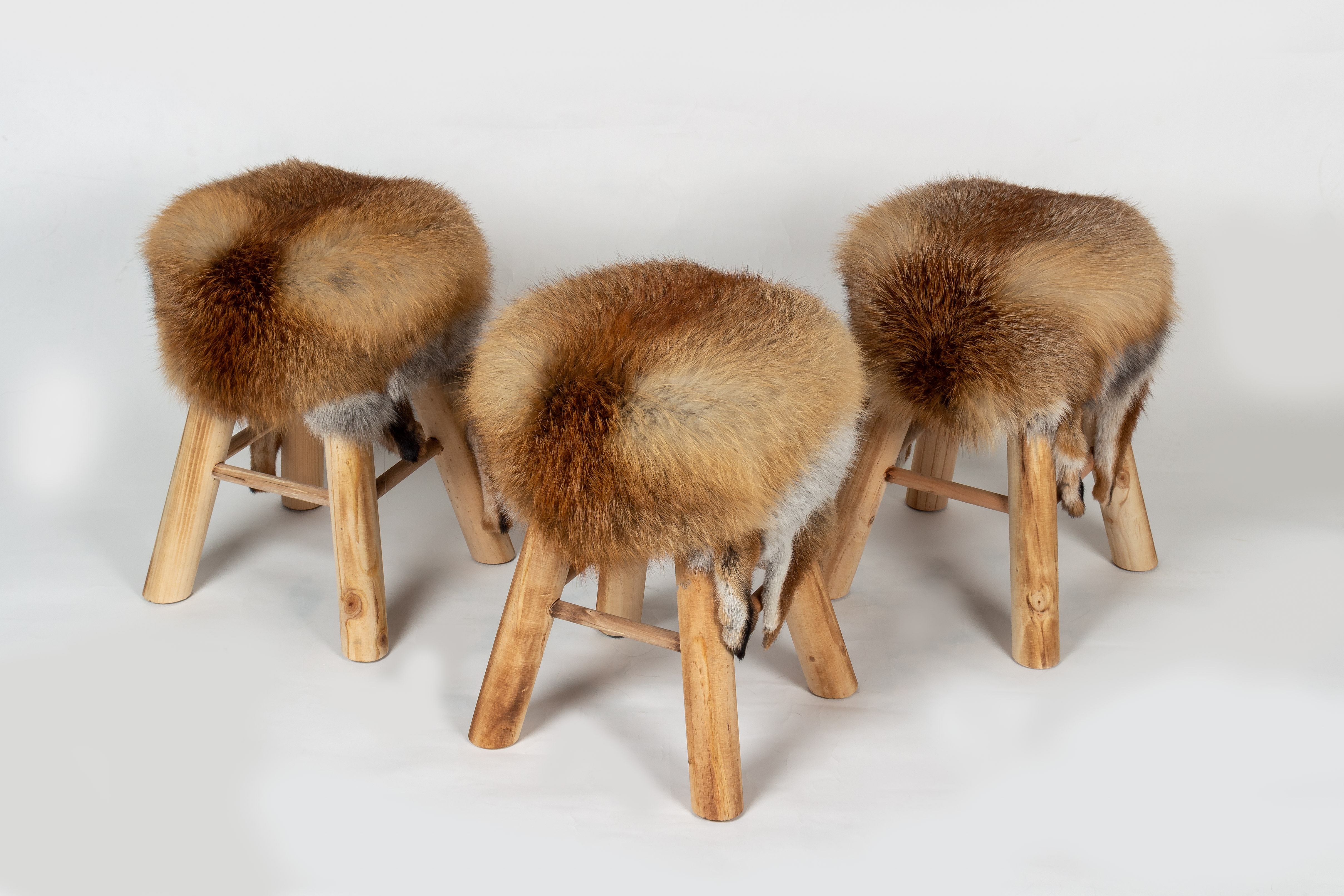 3-9120-Rustikale-Holzhocker-Europ-ischem-Rotfuchs-Fell Rustikaler Holzhocker aus Europäischem Rotfuchs Fell