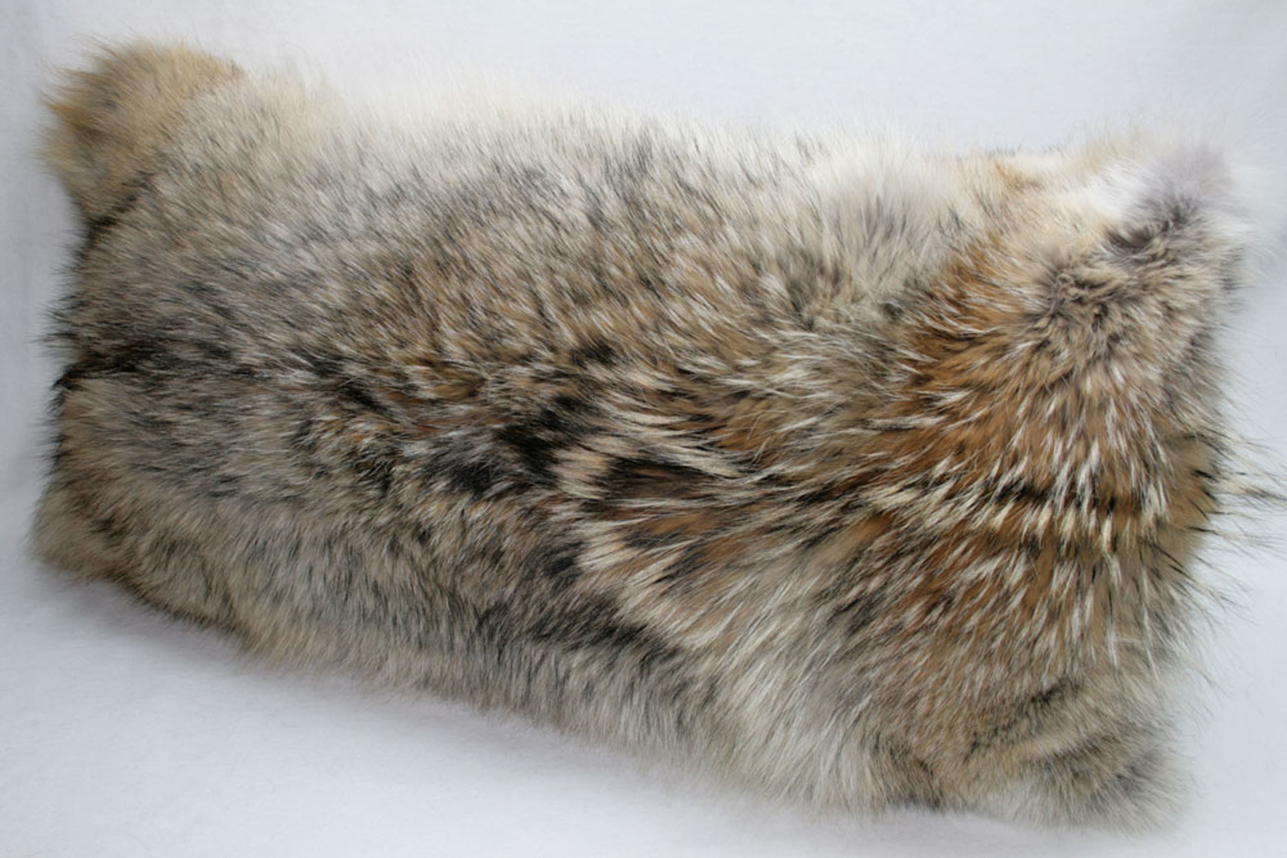 3-965-Kojotenkissen-kanadische-Felle Kojotenkissen - kanadische Felle