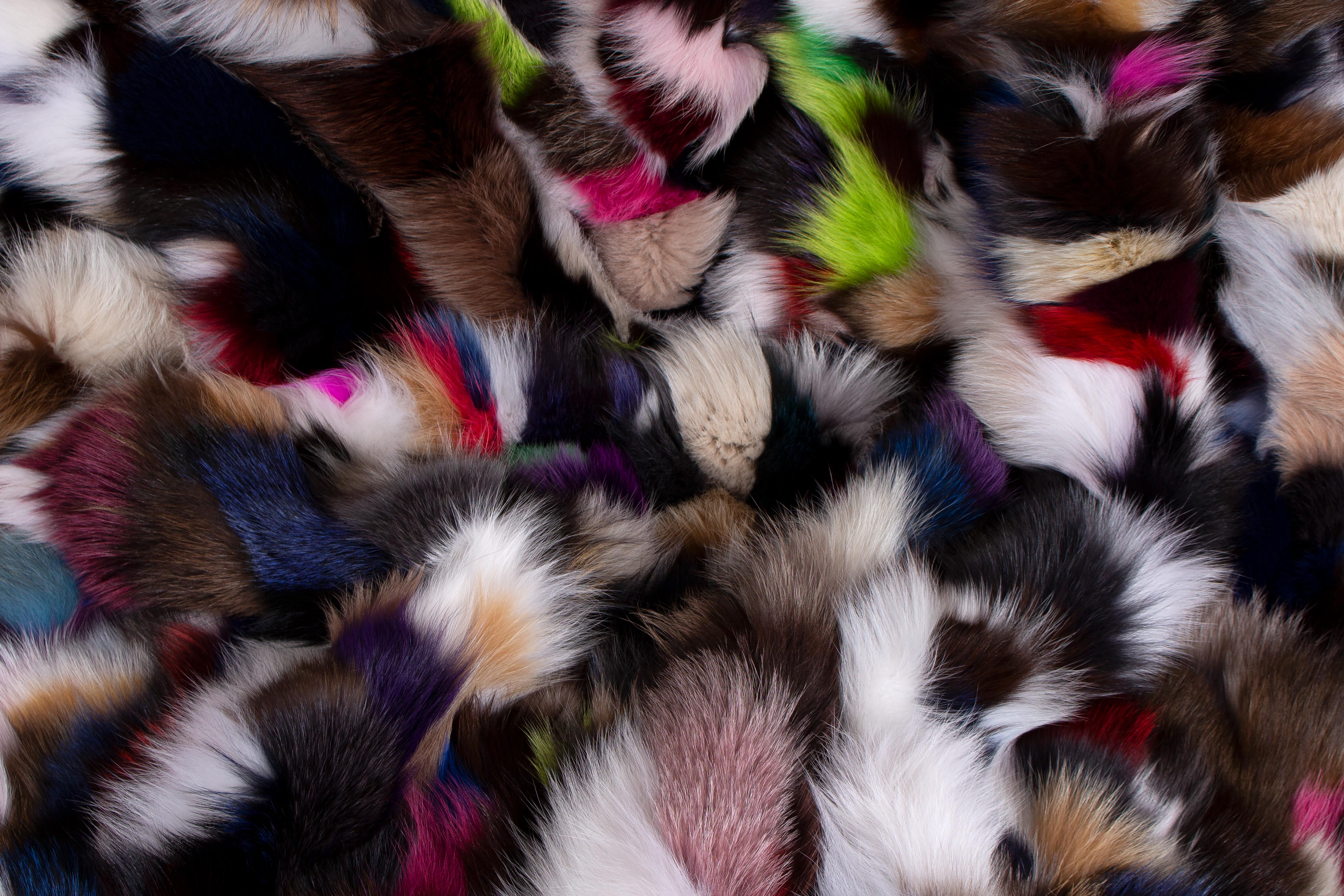 5-1480-Multicolor-Pelz-Decke-Fuchsseiten-Lars-Paustian Multicolor Pelz Decke aus kuscheligen Blaufuchsseiten