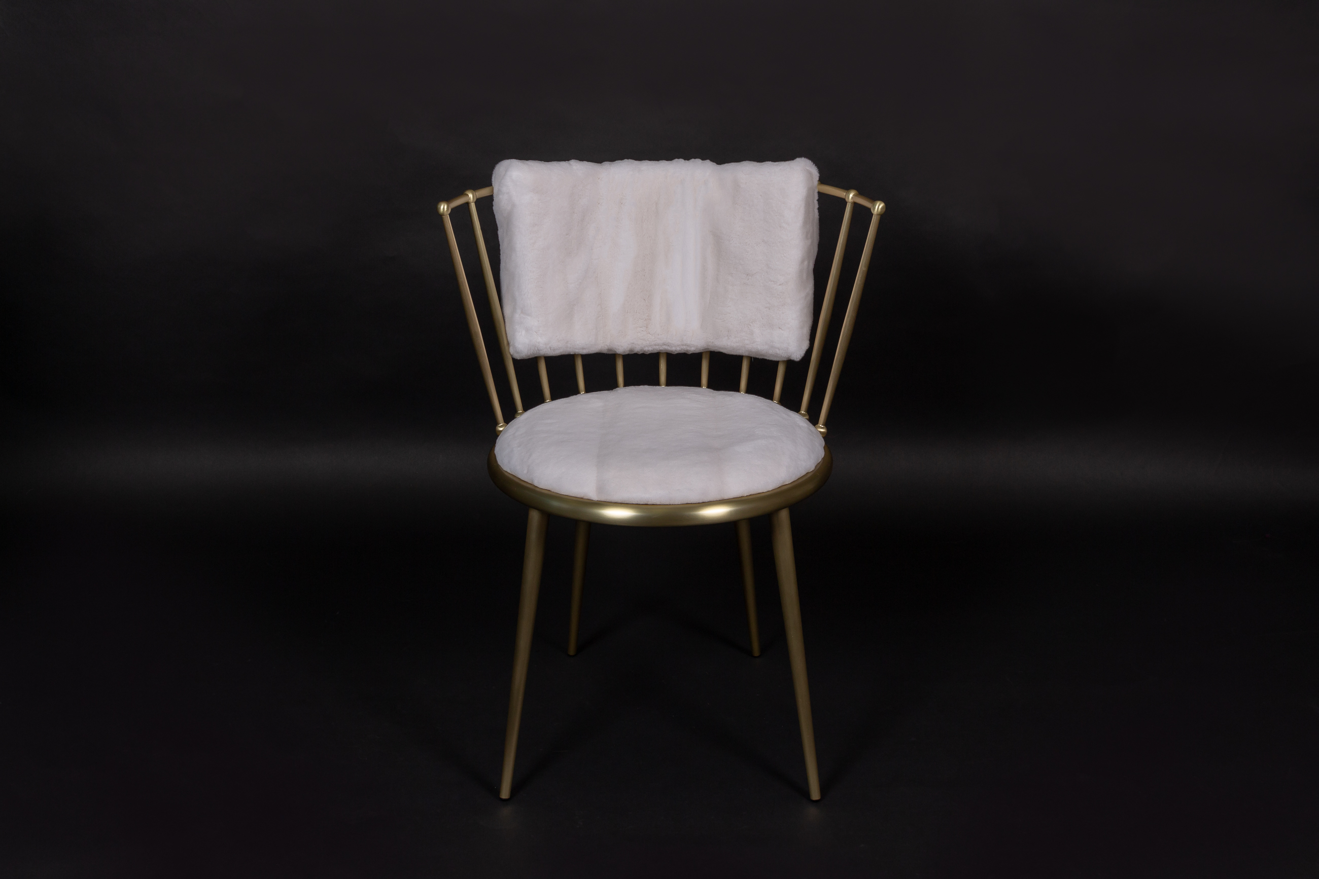 Stuhl mit Gerupftem Nerz in Weiß