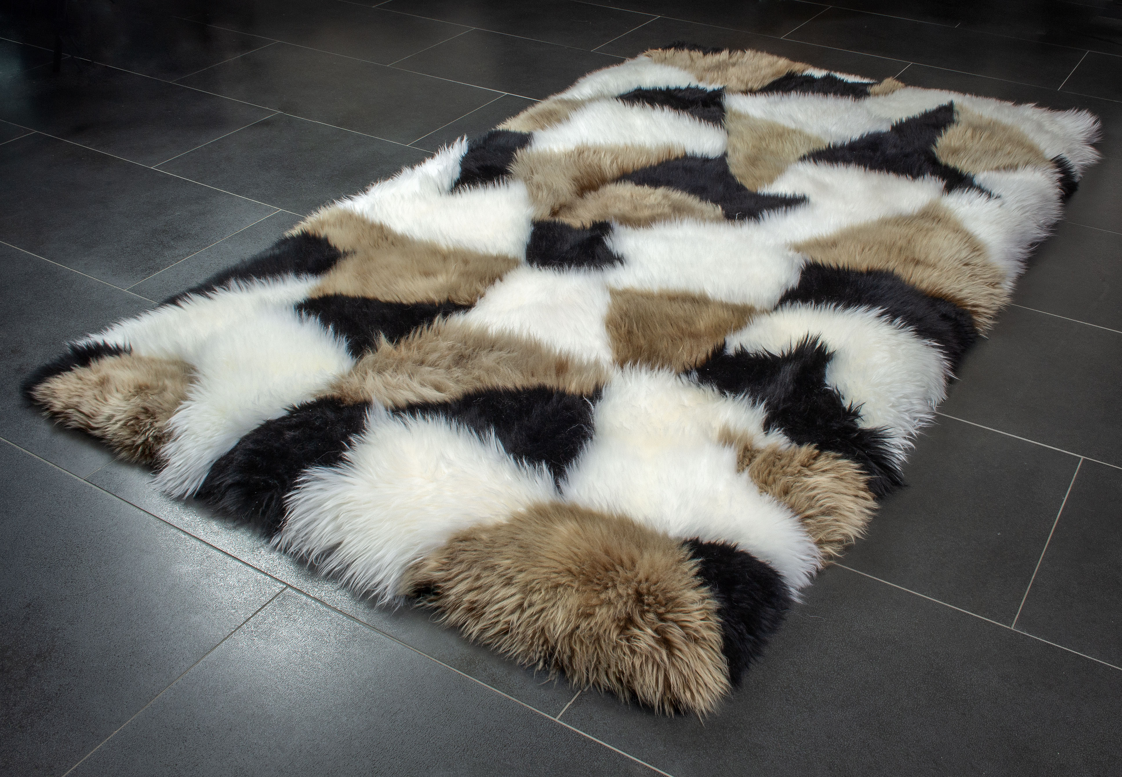3-4892-Lammfellteppich-Patchwork-Design-Naturfell Lammfellteppich im Patchwork-Design