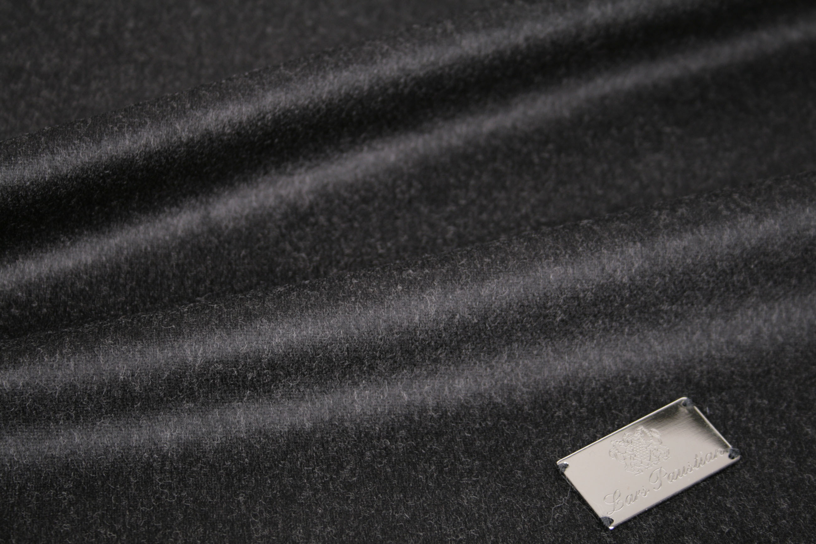 HAUPTBILD-108-Paustian Bisam Pelzdecke in schwarz