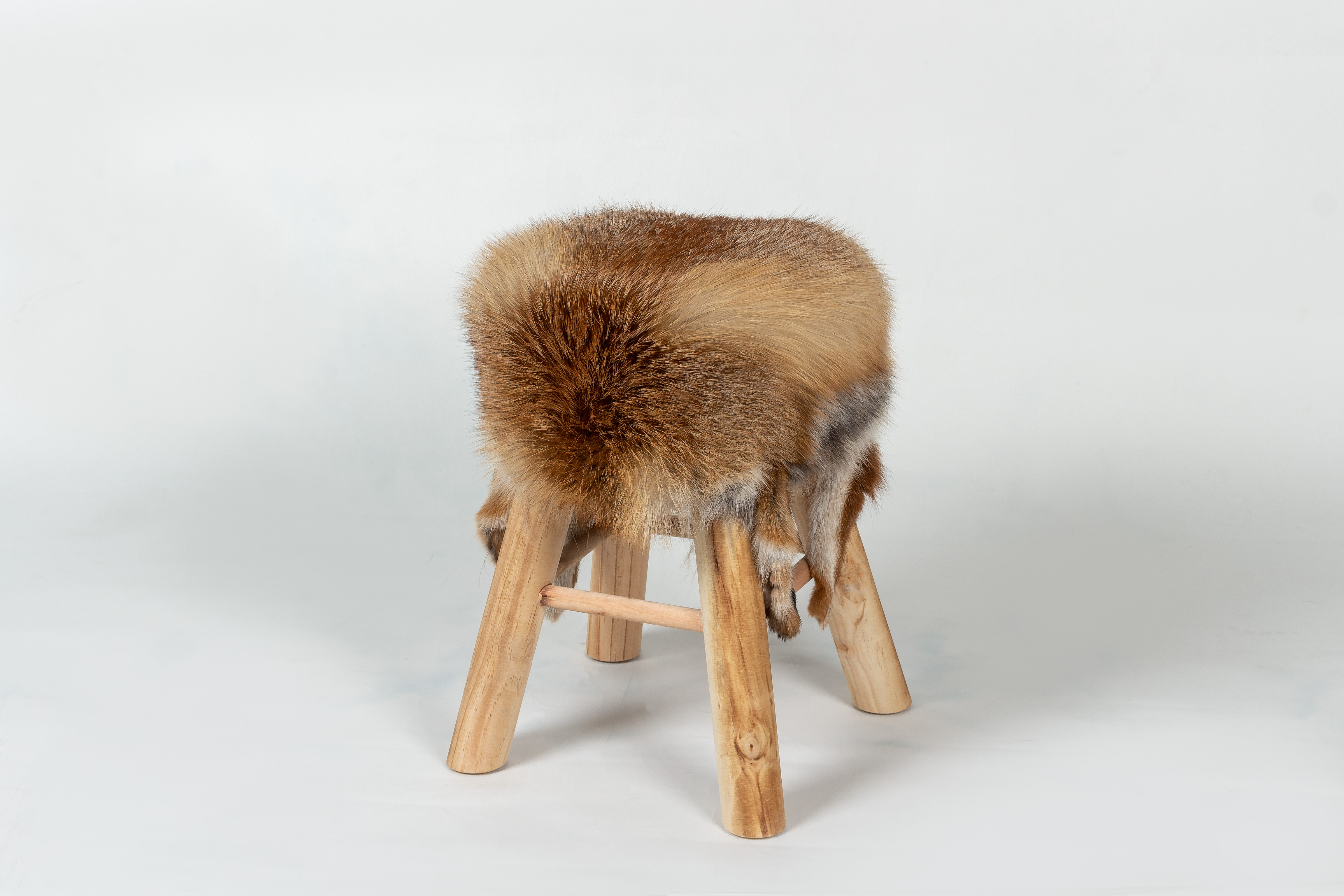 1-9120-Rustikale-Holzhocker-Europ-ischem-Rotfuchs-Fell Rustikaler Holzhocker aus Europäischem Rotfuchs Fell