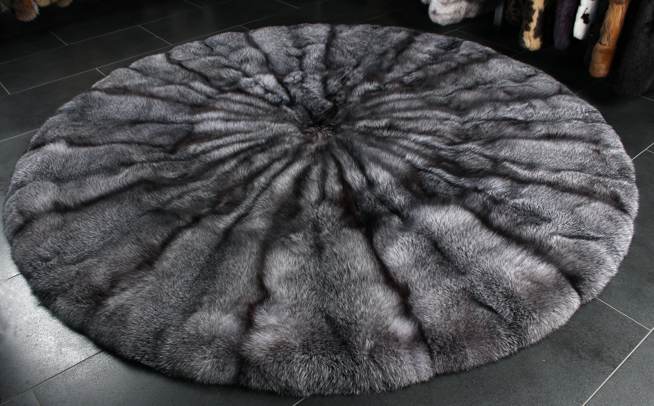 1-Bluefrost-Fuchsfell-Pelzteppich-in-natur-grau SAGA Bluefrost Fuchsfell Pelzteppich in natur grau