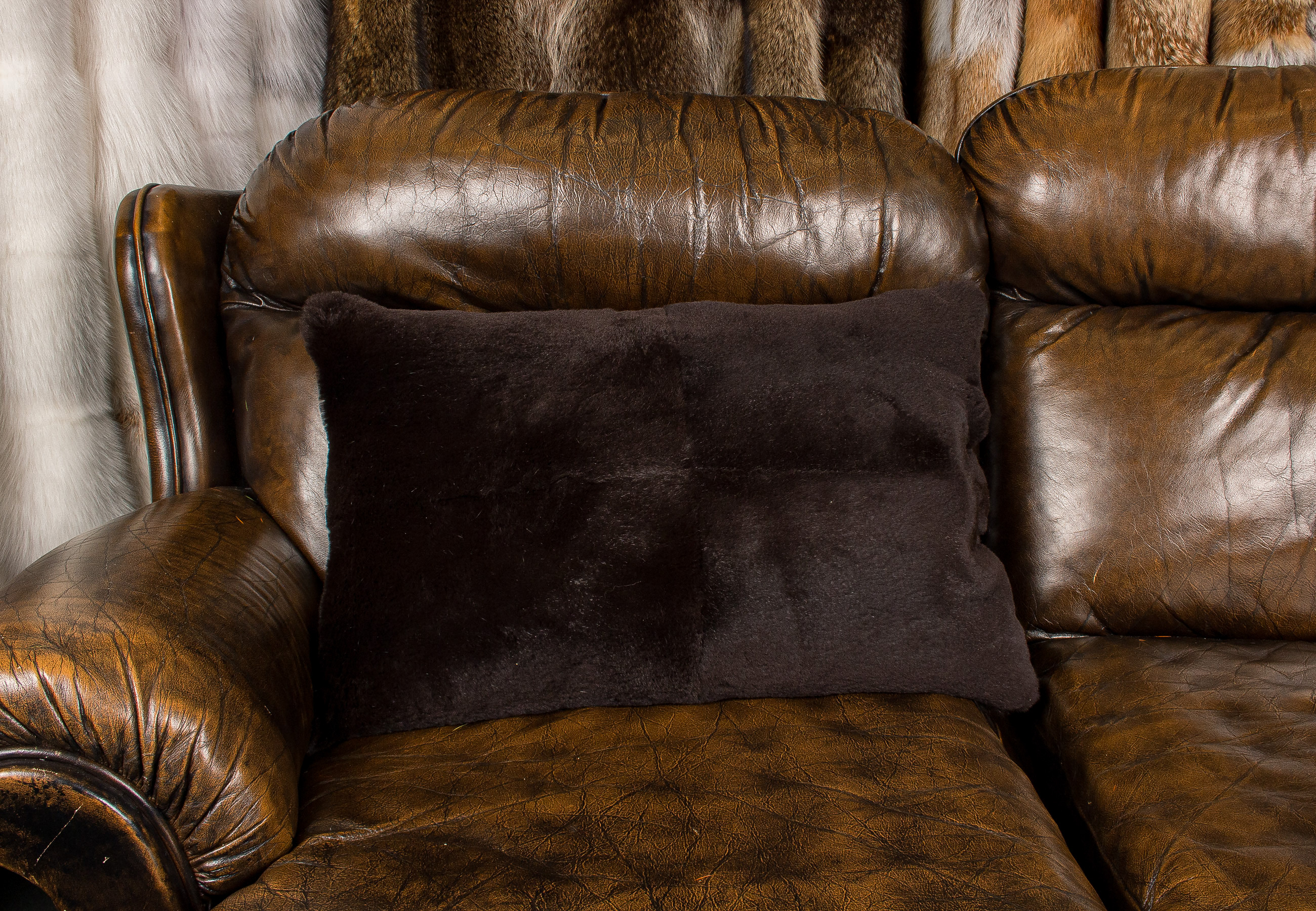 Dunkelbraunes Kanin Fellkissen geschoren Dunkelbraunes Kanin Fellkissen geschoren