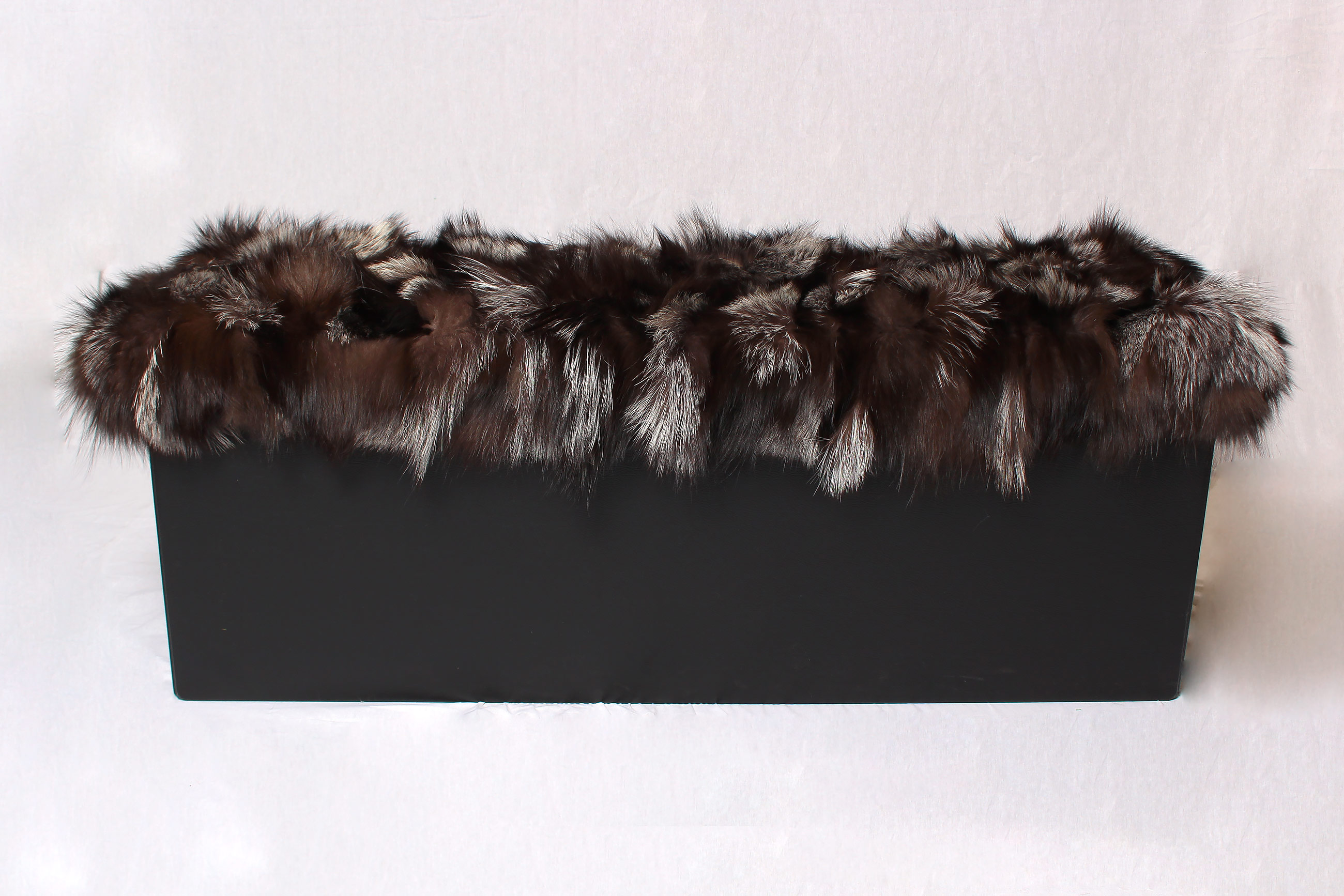 4-3060-Sitzwuerfel-mit-Silberfuchsseiten-Fell-Bezug-Lars-Paustian Sitzwürfel mit Silberfuchsseiten Fell-Bezug