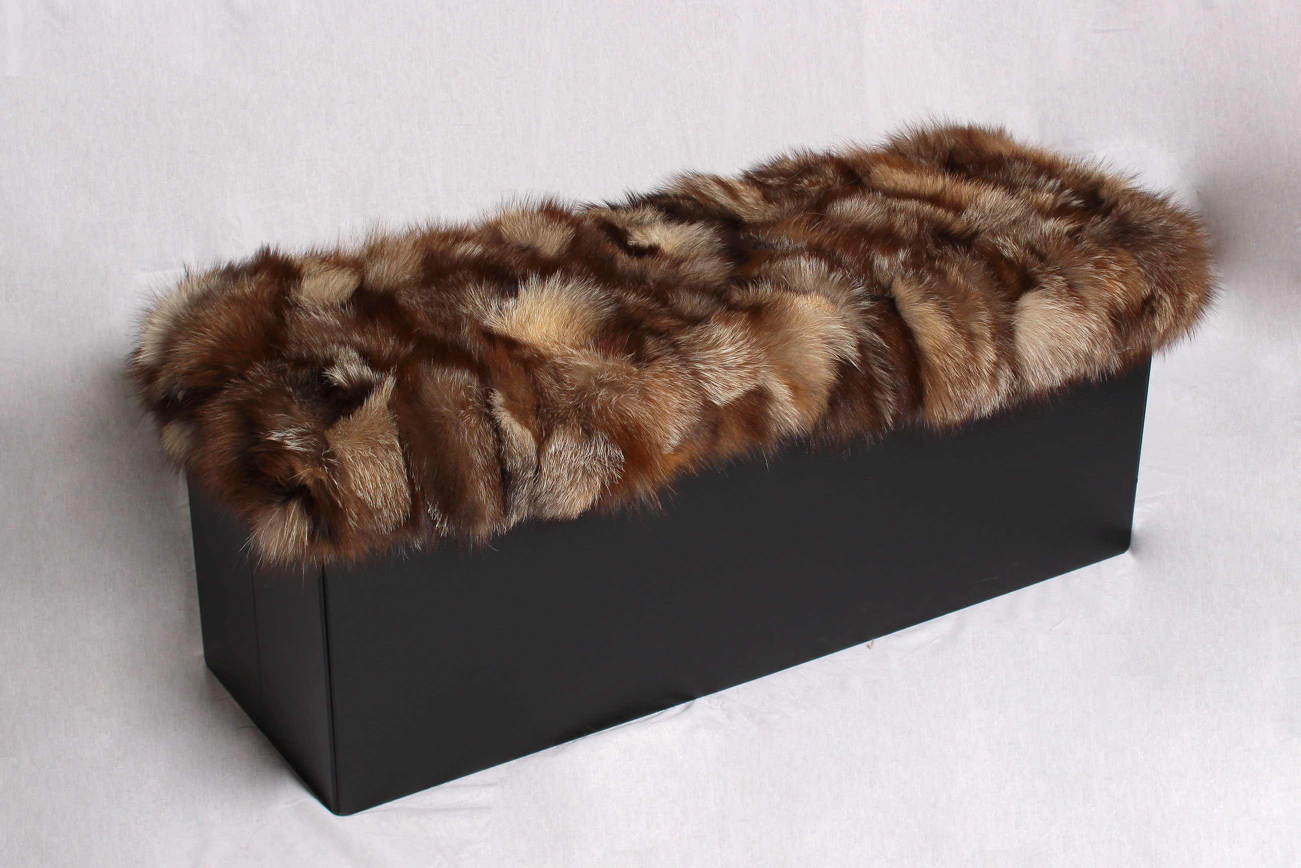 1-3370-Schwarzer-Ottoman-mit-braunen-Silberfuchsseiten-Lars-Paustian Schwarzer Ottoman mit braunen Silberfuchsseiten