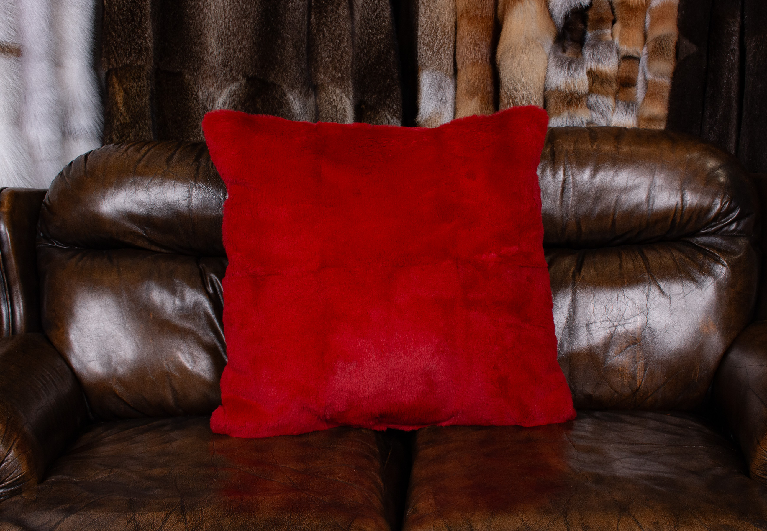 Gemütliches Kanin Fellkissen in edlem Rot Gemütliches Kanin Fellkissen in edlem Rot