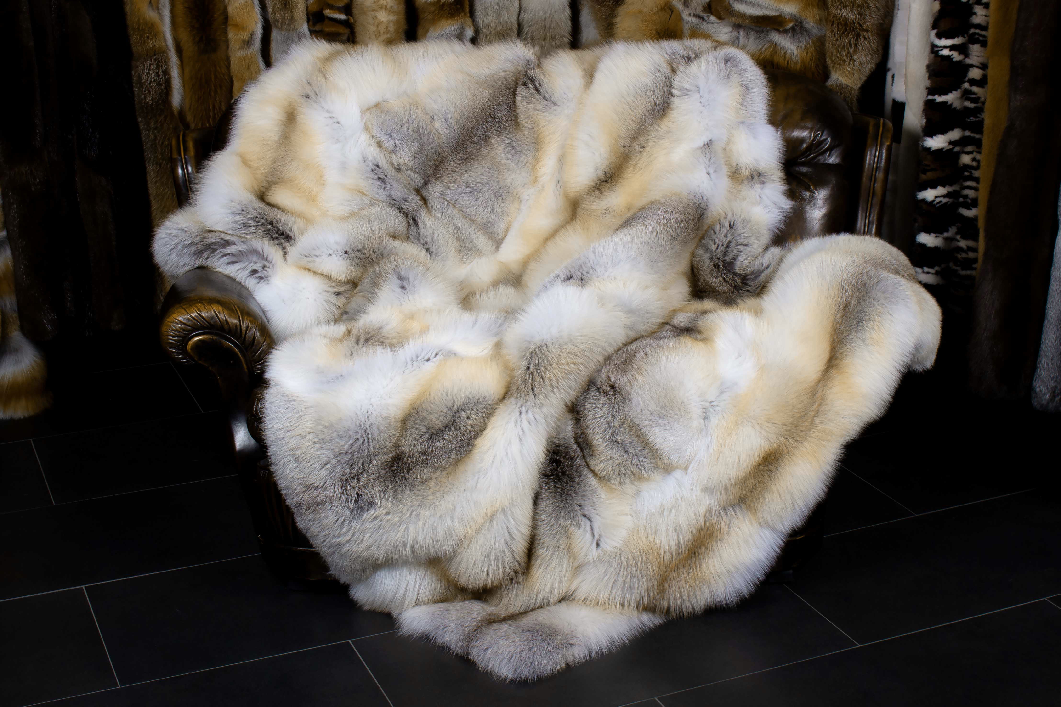 2-6555-H-Felldecke-Fawnlight-Fuchs-Caramell-Lars-Paustian Karamellfarbige Felldecke aus Fawnlight Fuchs