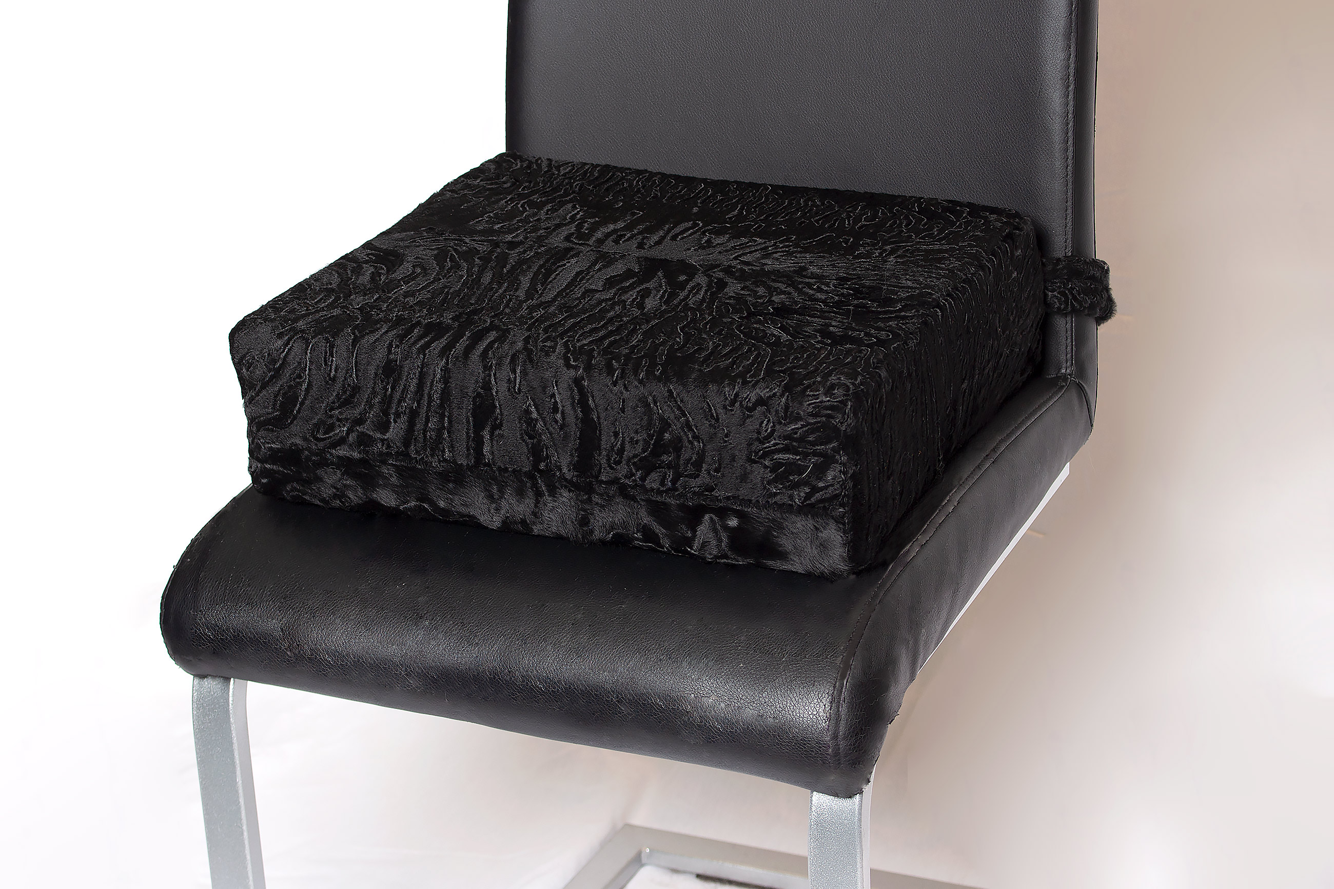 2-2083-Bequemes-Sitzkissen-mit-echten-persianer-Fell-Paustian Bequemes Sitzkissen mit echtem Persianer Fell