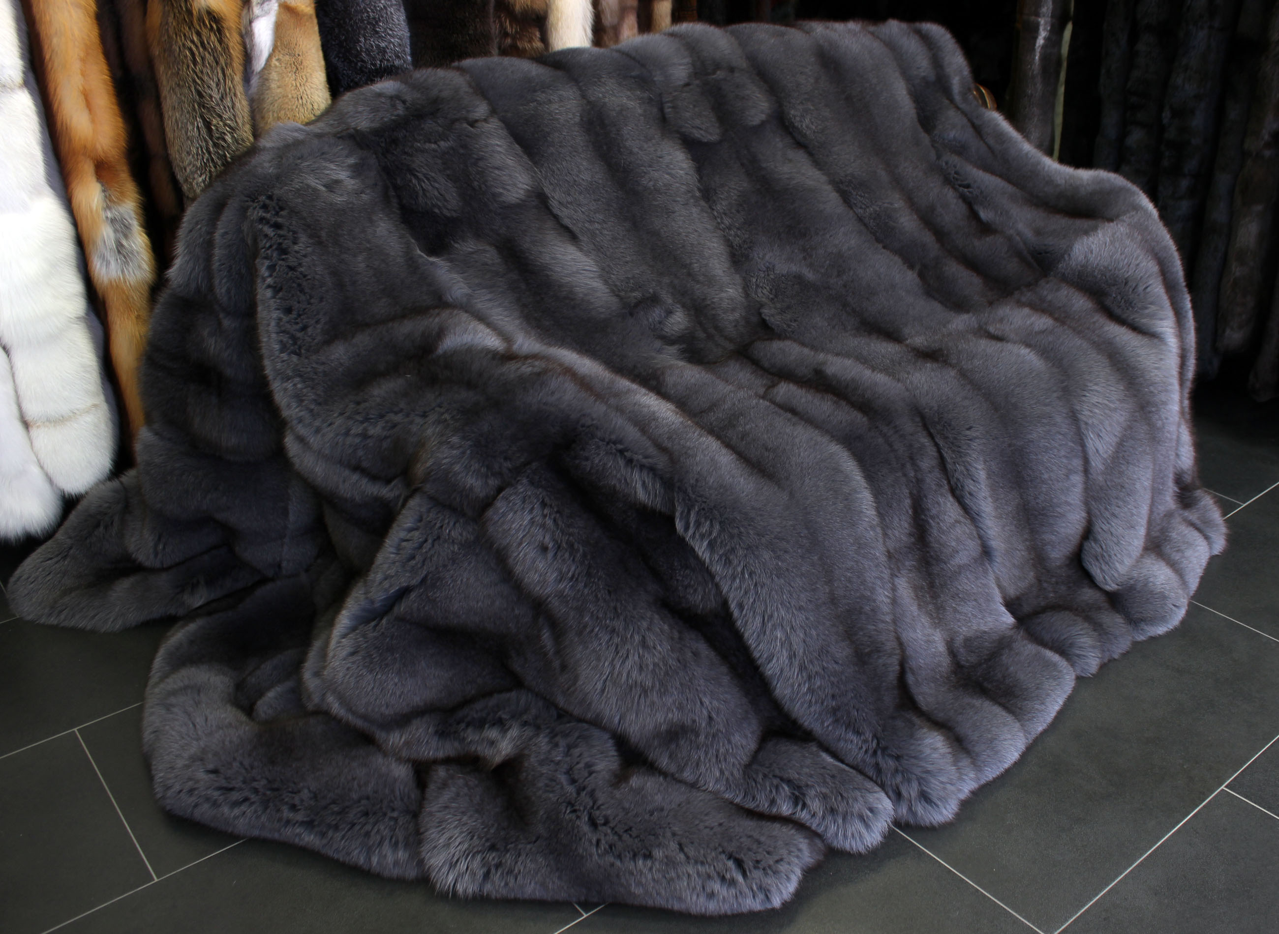 1-Blaufuchs-Pelzdecke-Saga-furs-graphitgrau Kuschelige Blaufuchs Pelzdecke in Graphitgrau