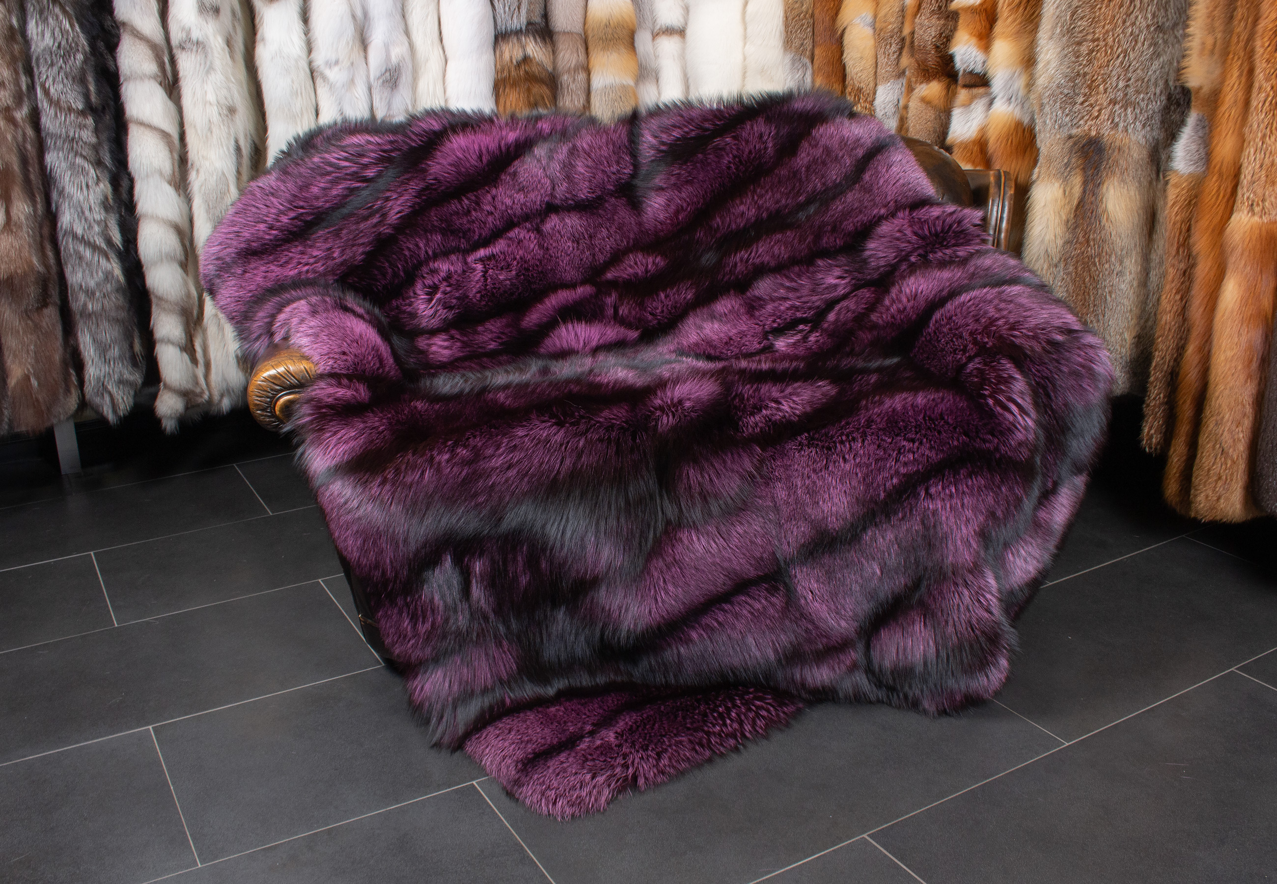 Kuschelige Felldecke aus Skandinavischen Silberfüchsen in Lila Kuschelige Felldecke aus Skandinavischen Silberfüchsen in Lila