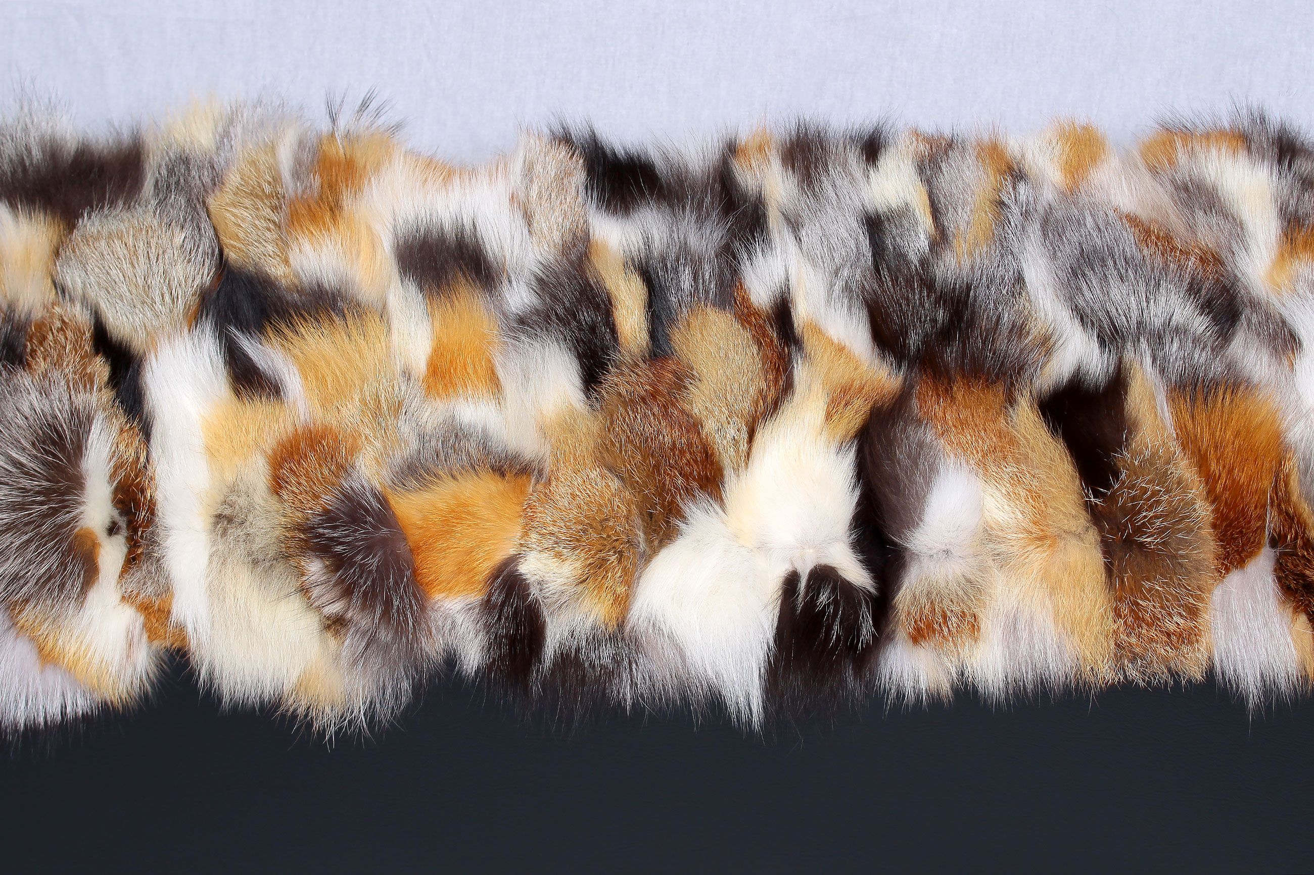 5-3335-Sitzbank-Stauraum-Fuchsfell-bestueckt-Lars-Paustian Sitzbank mit Stauraum und echtem Fuchsfell bestückt