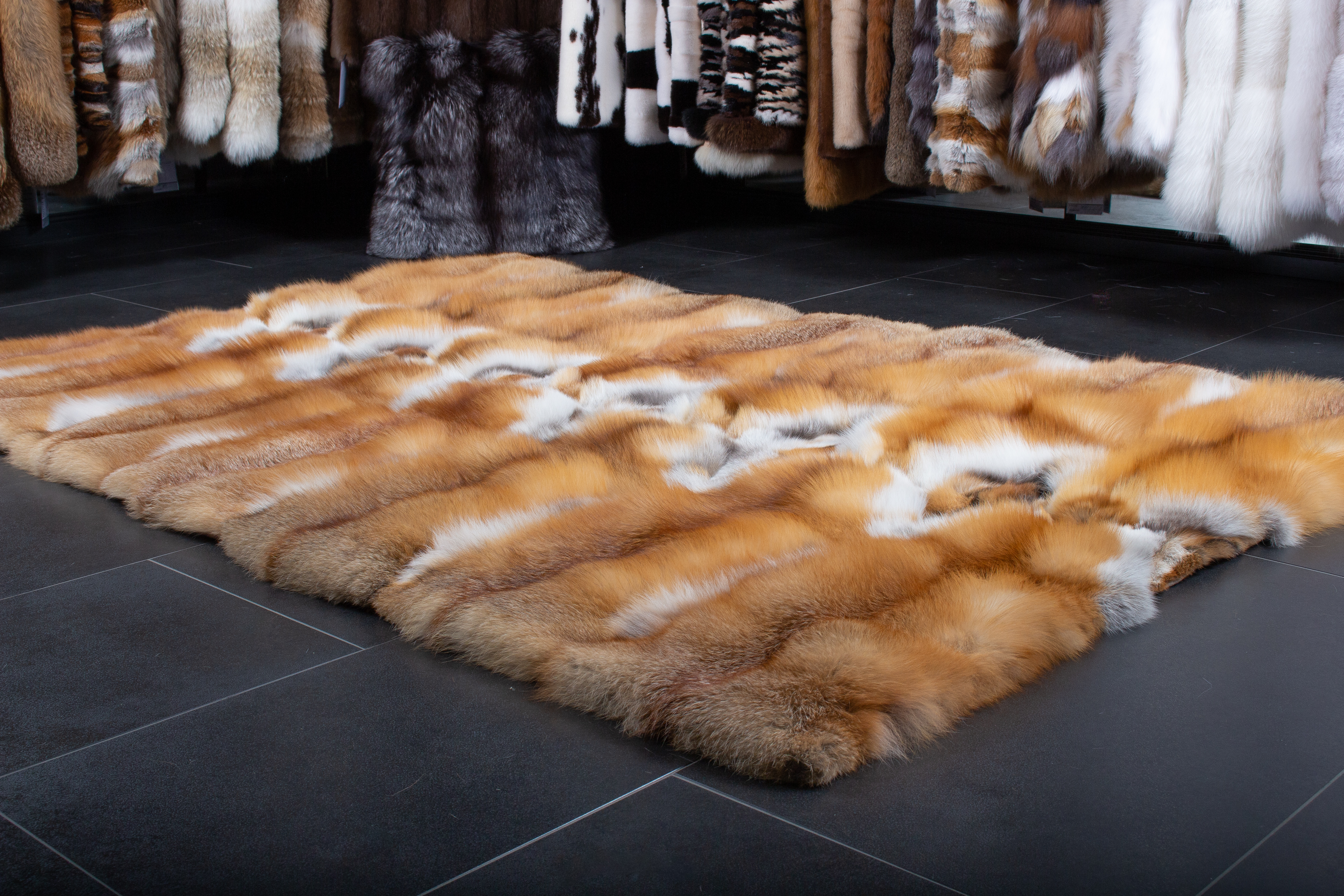 4-3990-Rotfuchs-Fellteppich-Kanadische-Rotf-chsenai77MI38wg6Oh Rotfuchs Fellteppich aus Kanadischen Rotfüchsen - "Cool Winter"