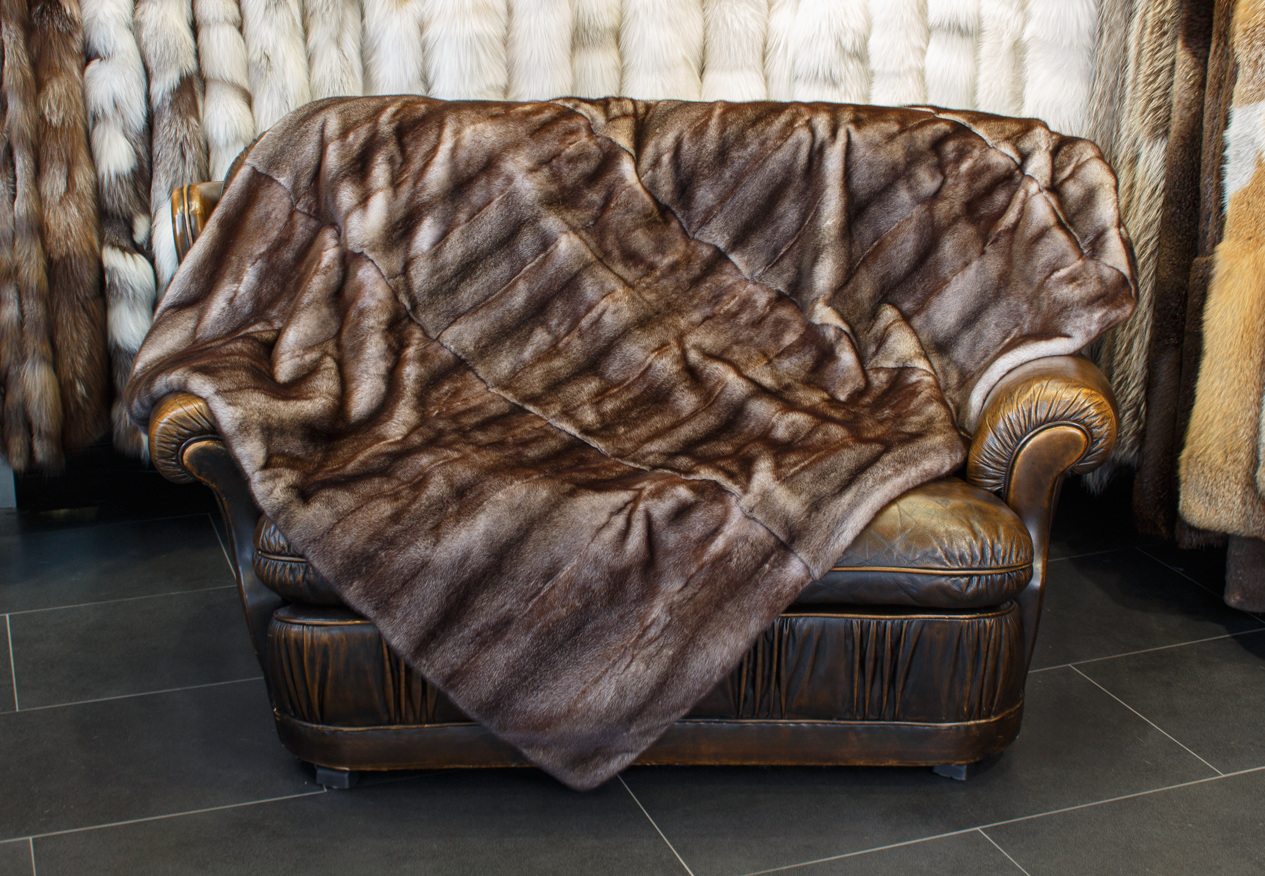 Nerz Felldecke in braun-grau Nerz Felldecke in braun-grau