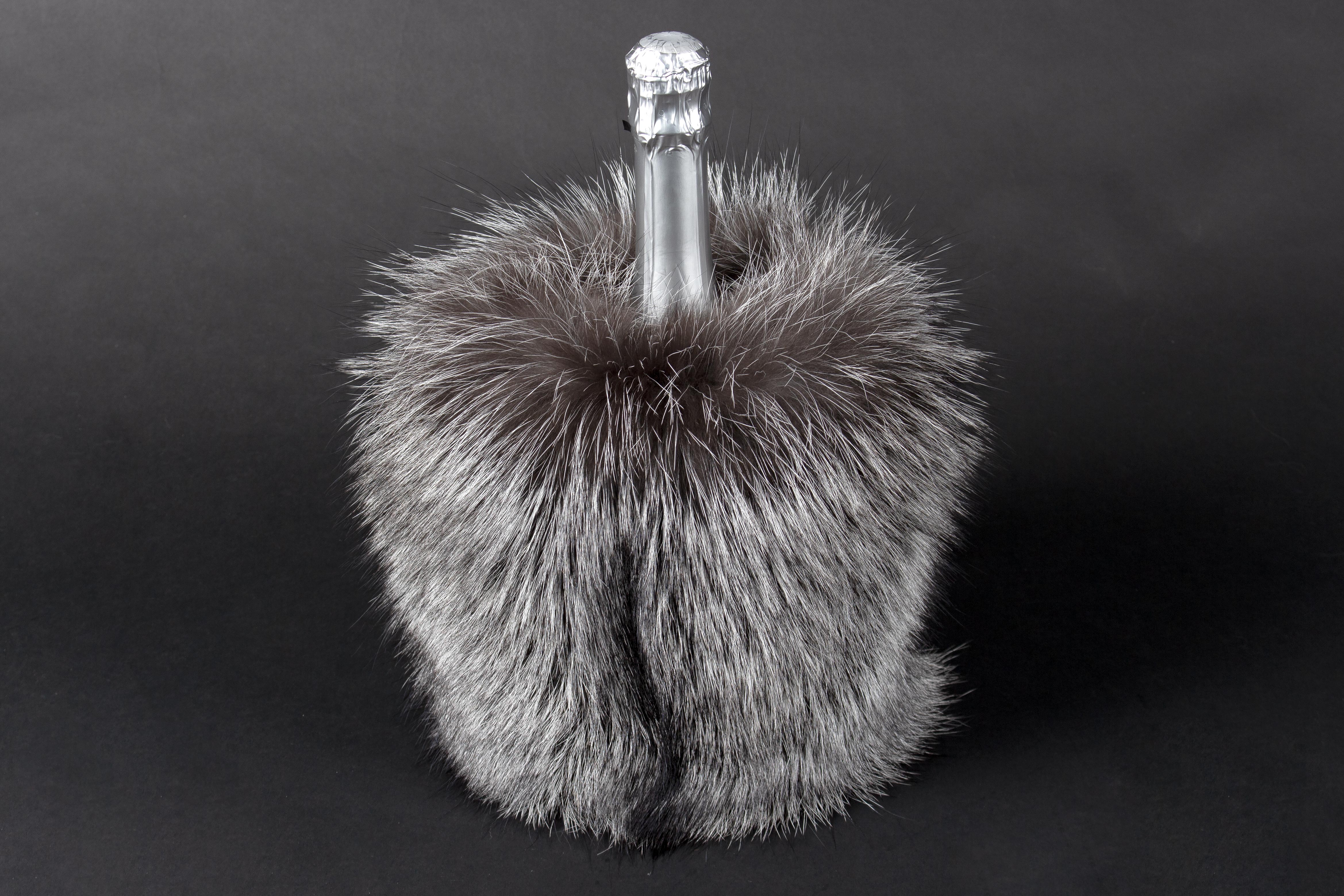 1-7000-Sekt-Husse-Silberfuchs-Echtfell-Echtpelz-Lars-Paustian Sekt Husse aus Silberfuchs