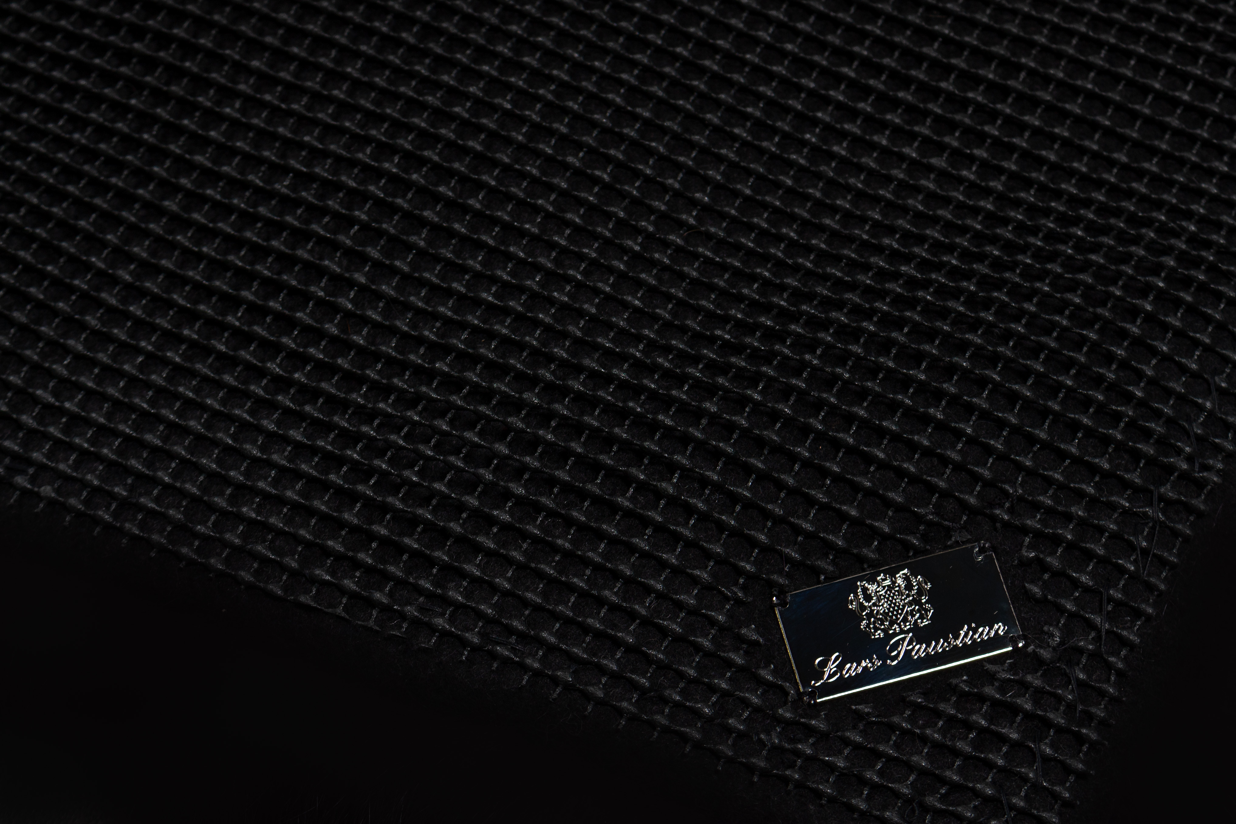 Lars-Paustian-Pelze_Fellteppiche-Antirutschgitter-schwarz-Saga Lammfellteppich im Patchwork-Design