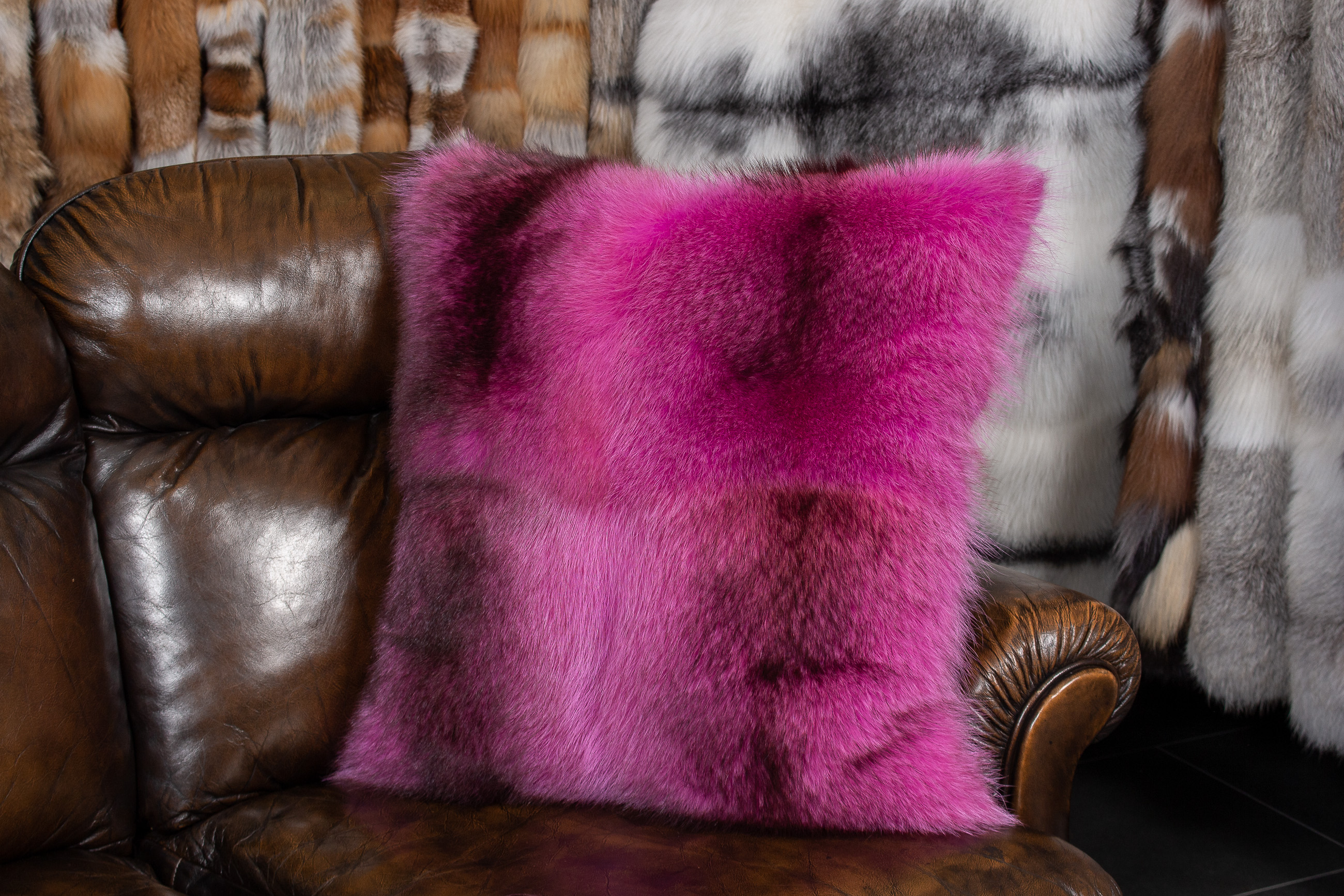 1-3390-Pinkes-Waschbaer-Echtpelz-Kissen-Lars-Paustian Pinkes Waschbär Echtpelz Kissen