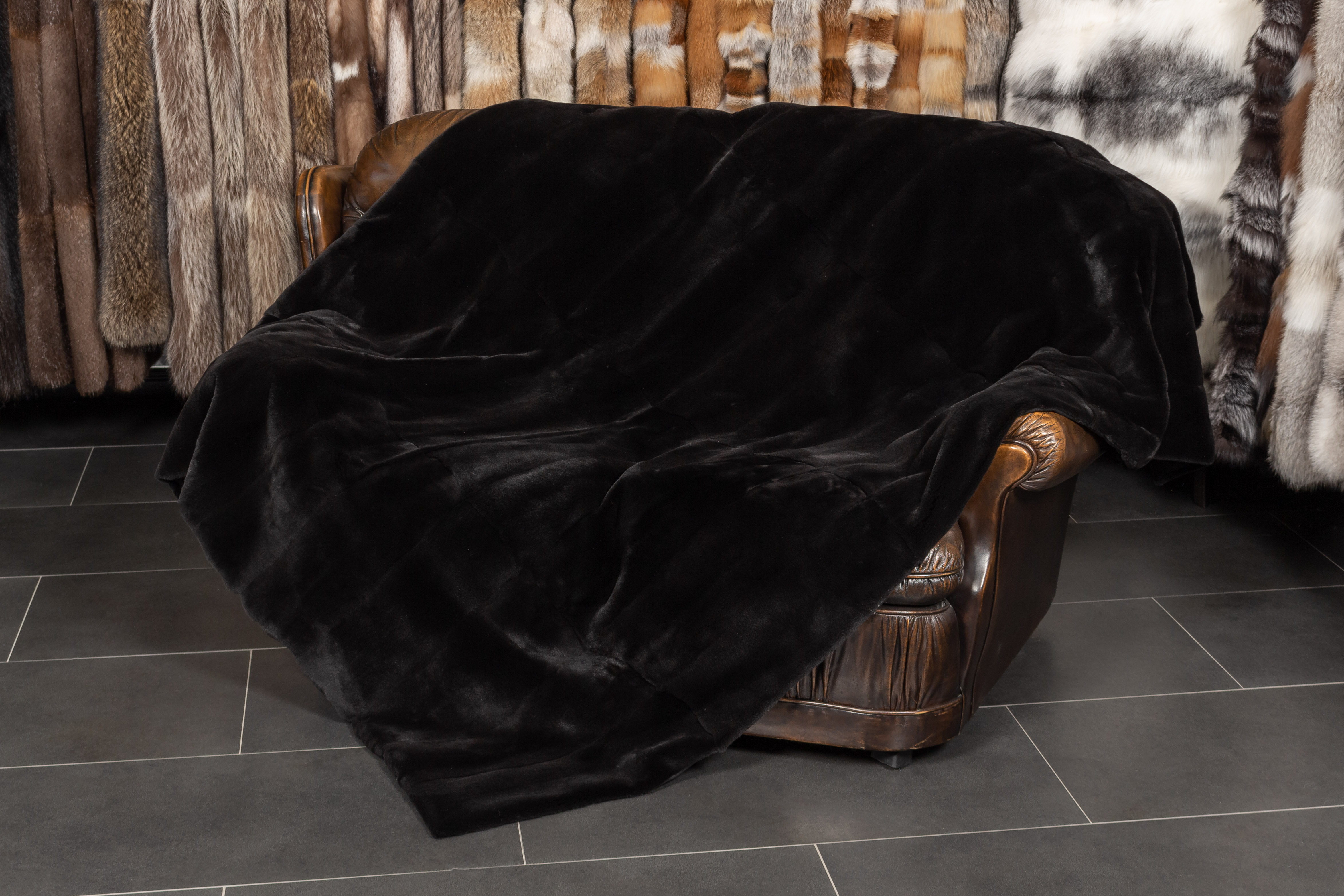 2-6580-Echtpelz-Nerzdecke-gerupften-Nerzen-Schwarz-Lars-Paustian Echtpelz Nerzdecke aus Nerzfellen in Schwarz