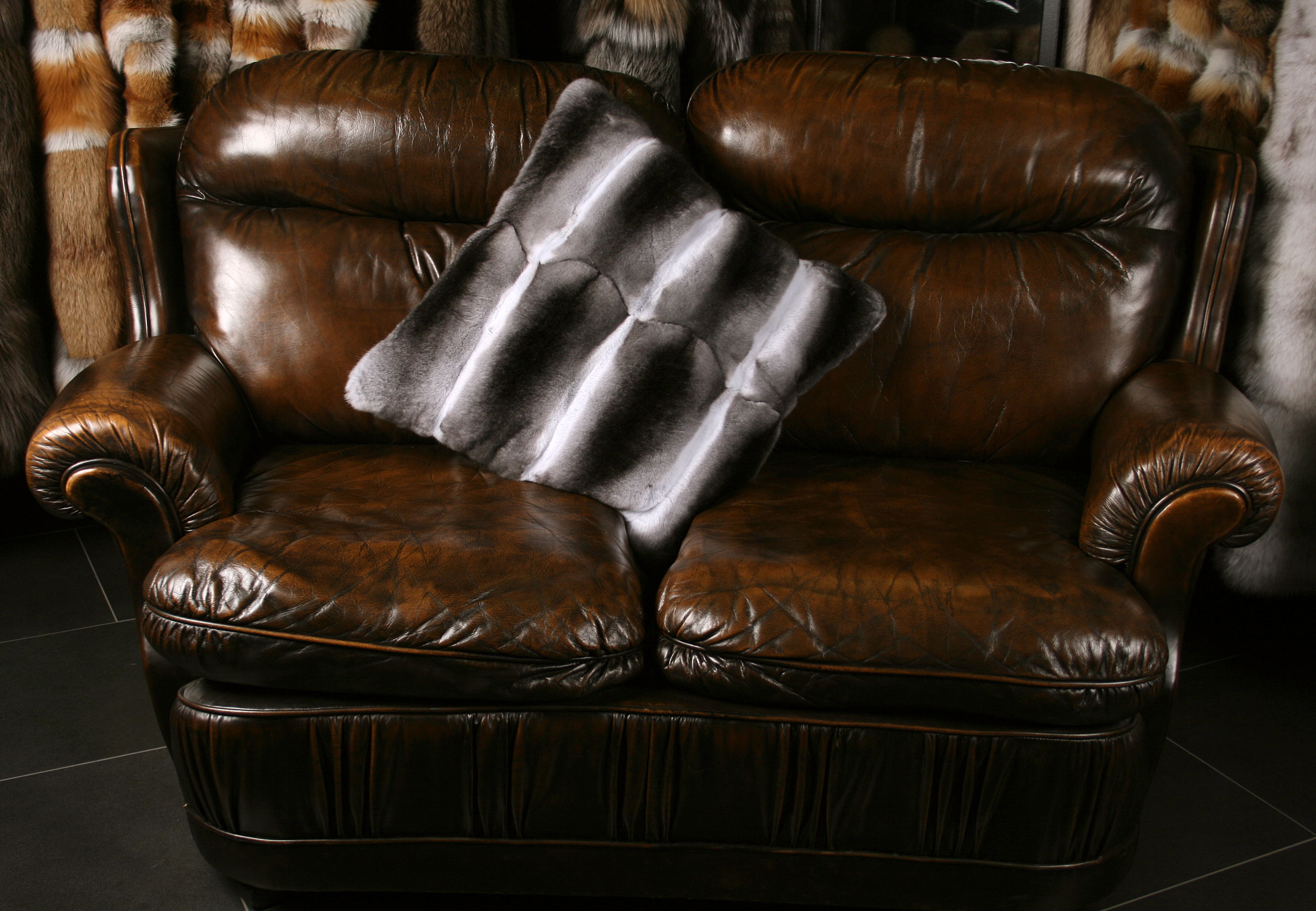 1-skandinavische-chinchilla-fellkissen-full-shot Edles skandinavisches Chinchilla Fellkissen (Kopenhagen Fur)