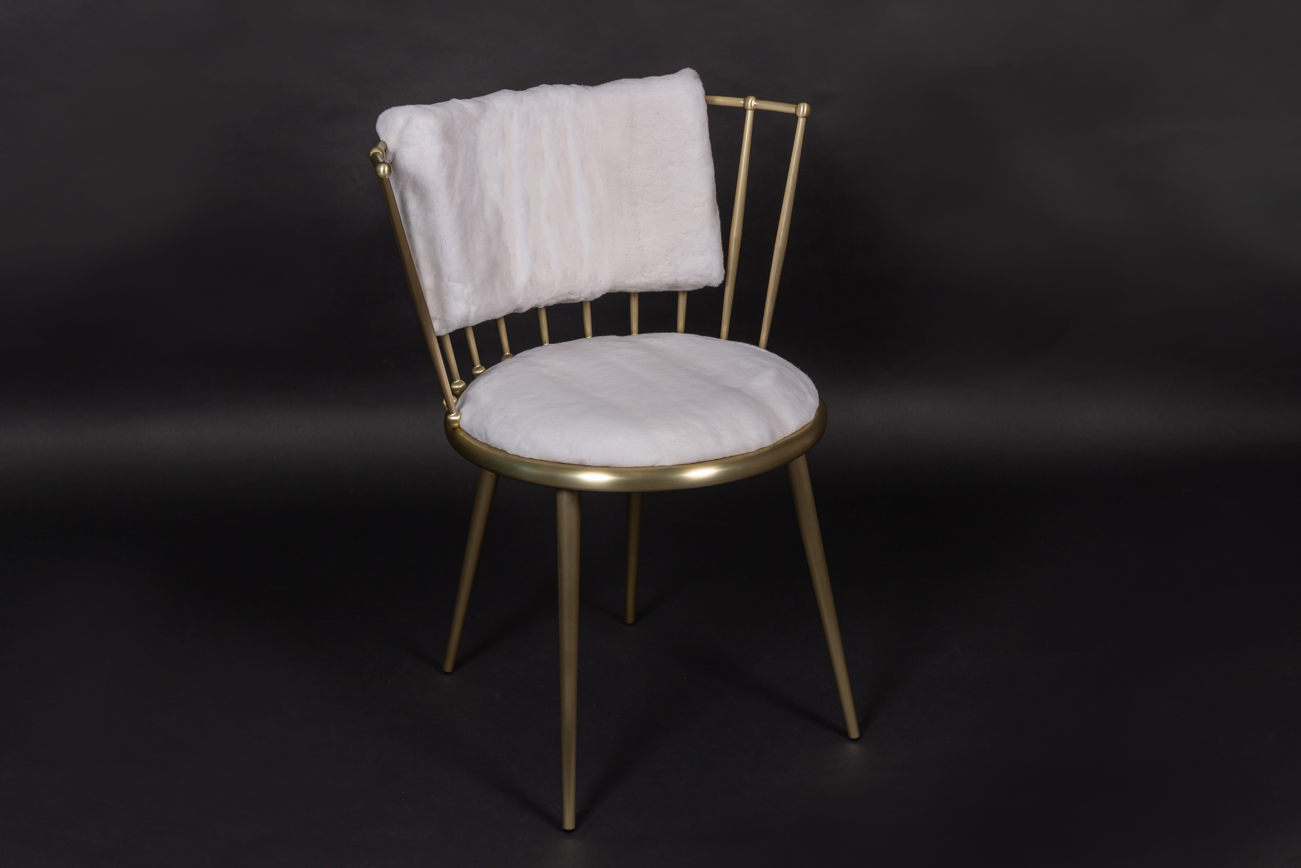 Stuhl mit Gerupftem Nerz in Weiß