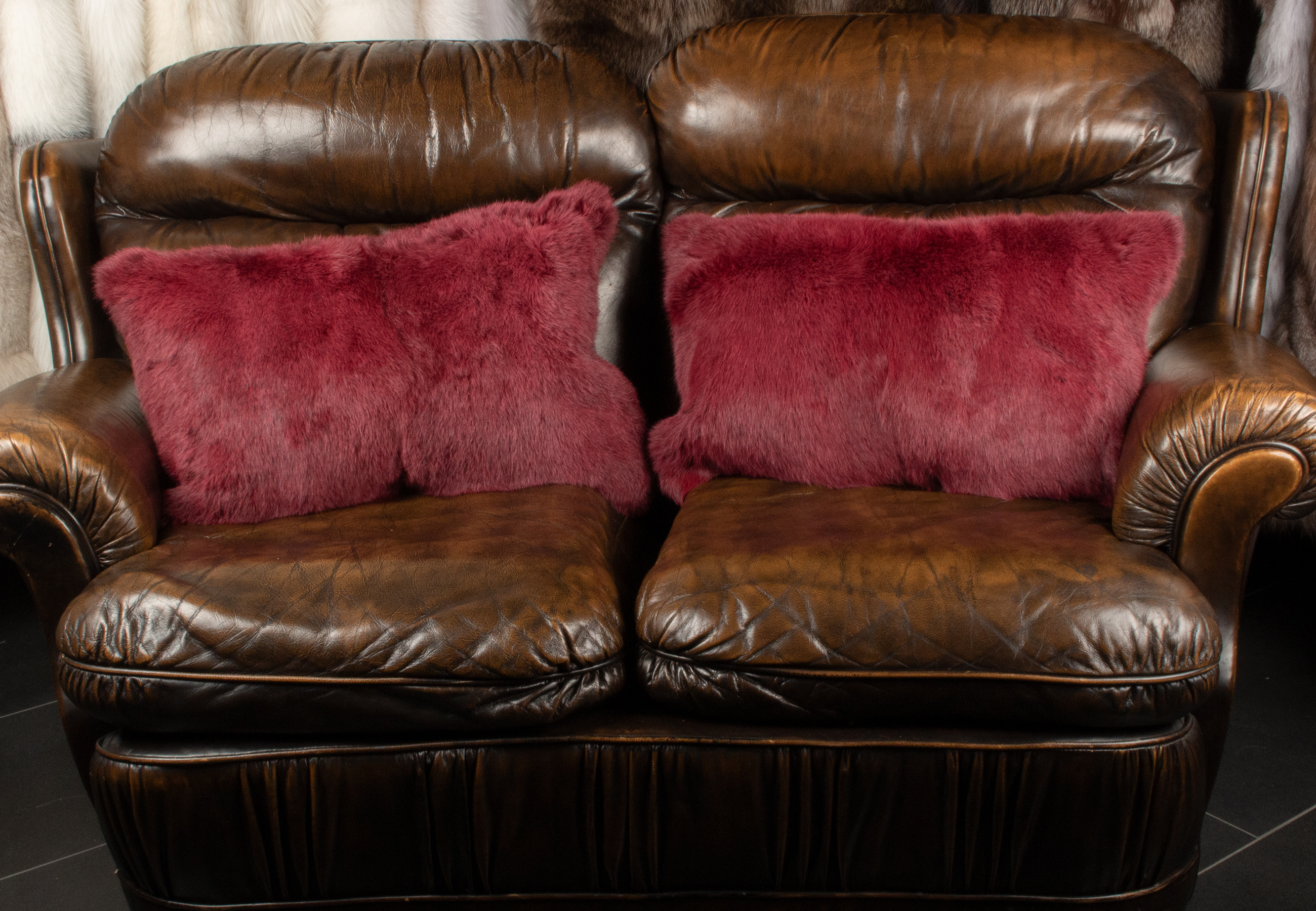 Kanin Fellkissen in dunkelrot Kanin Fellkissen in dunkelrot