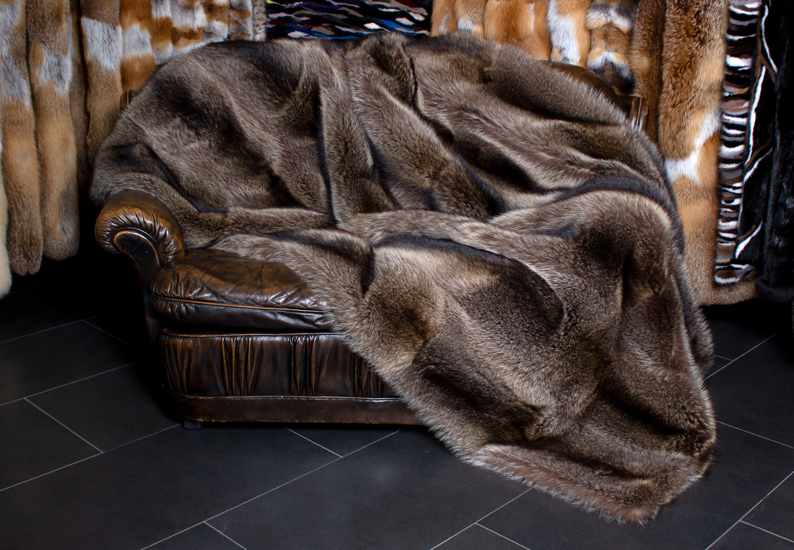 5-378-Pelzdecke-aus-naturfarbenem-Waschbaer-Fur-Harvesters-Lars-Paustian Echte Felldecke aus naturfarbenem Waschbärfell