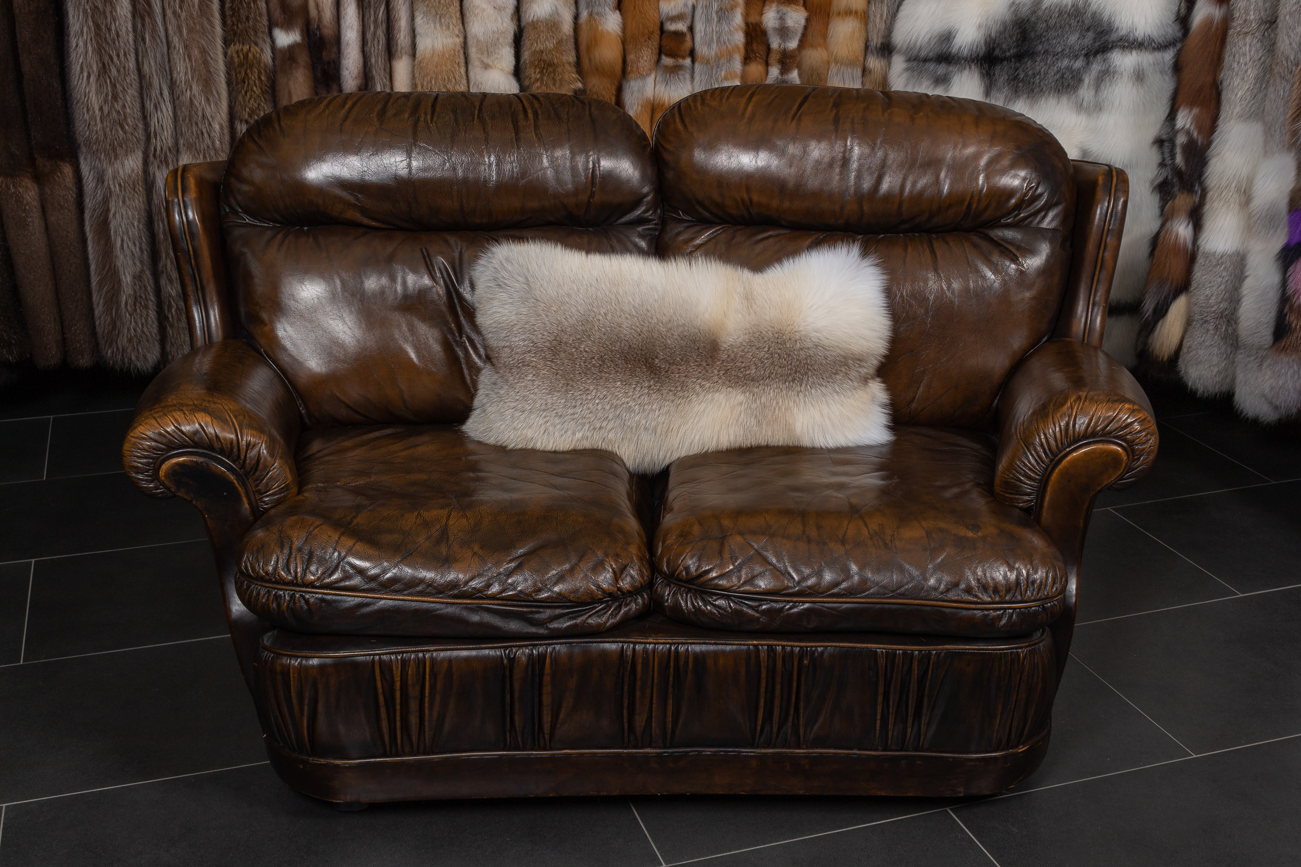 3-3406-Pelzkissen-Fawnlight-Fuchs-Echtpelz-Lars-Paustian Pelzkissen aus Fawnlight Fuchs