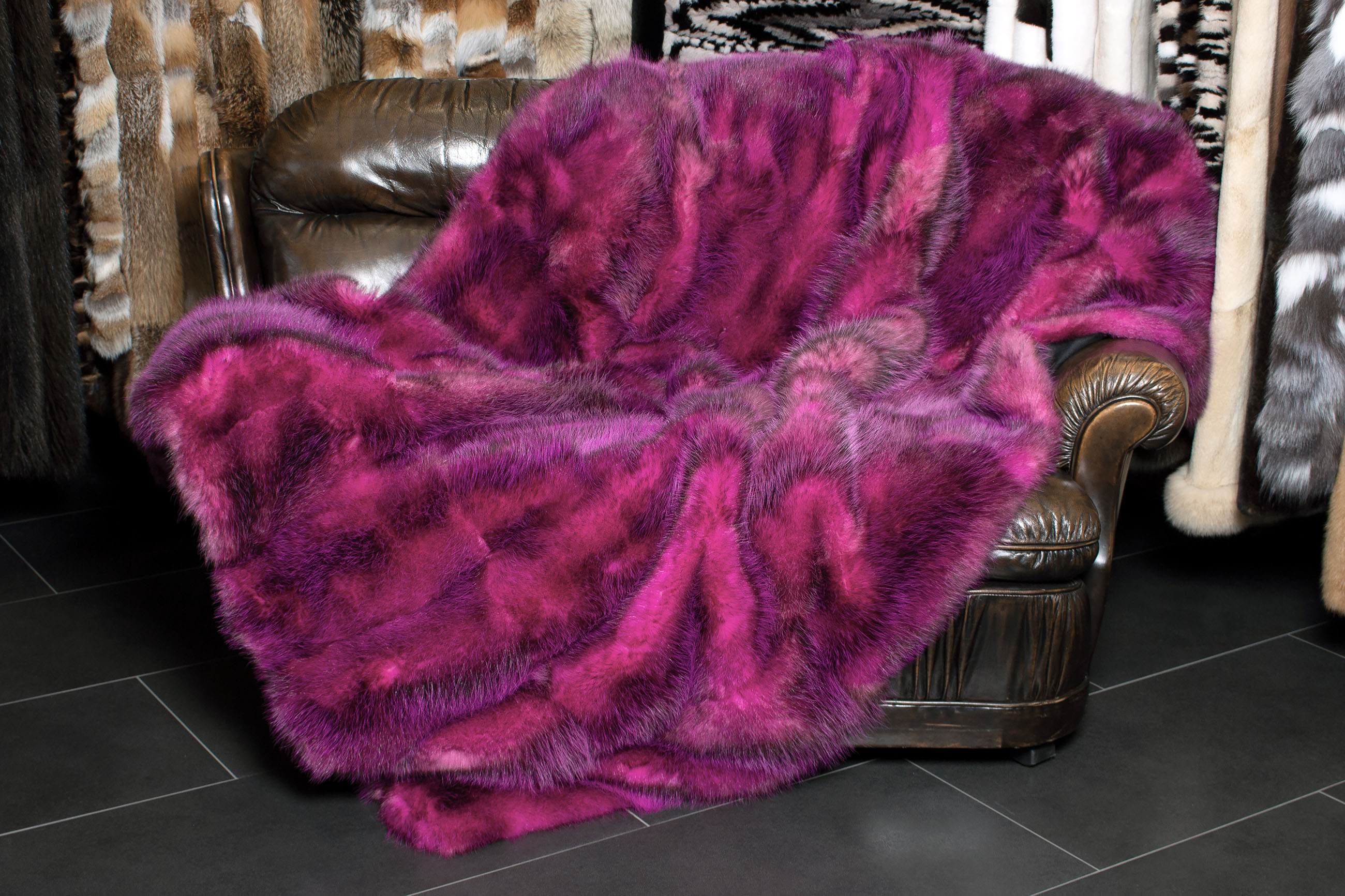 1-1760-Opossum-Echtfell-Pelz-Decke-Pink-Lars-Paustian Opossum Echtfell Pelz Decke in Pink