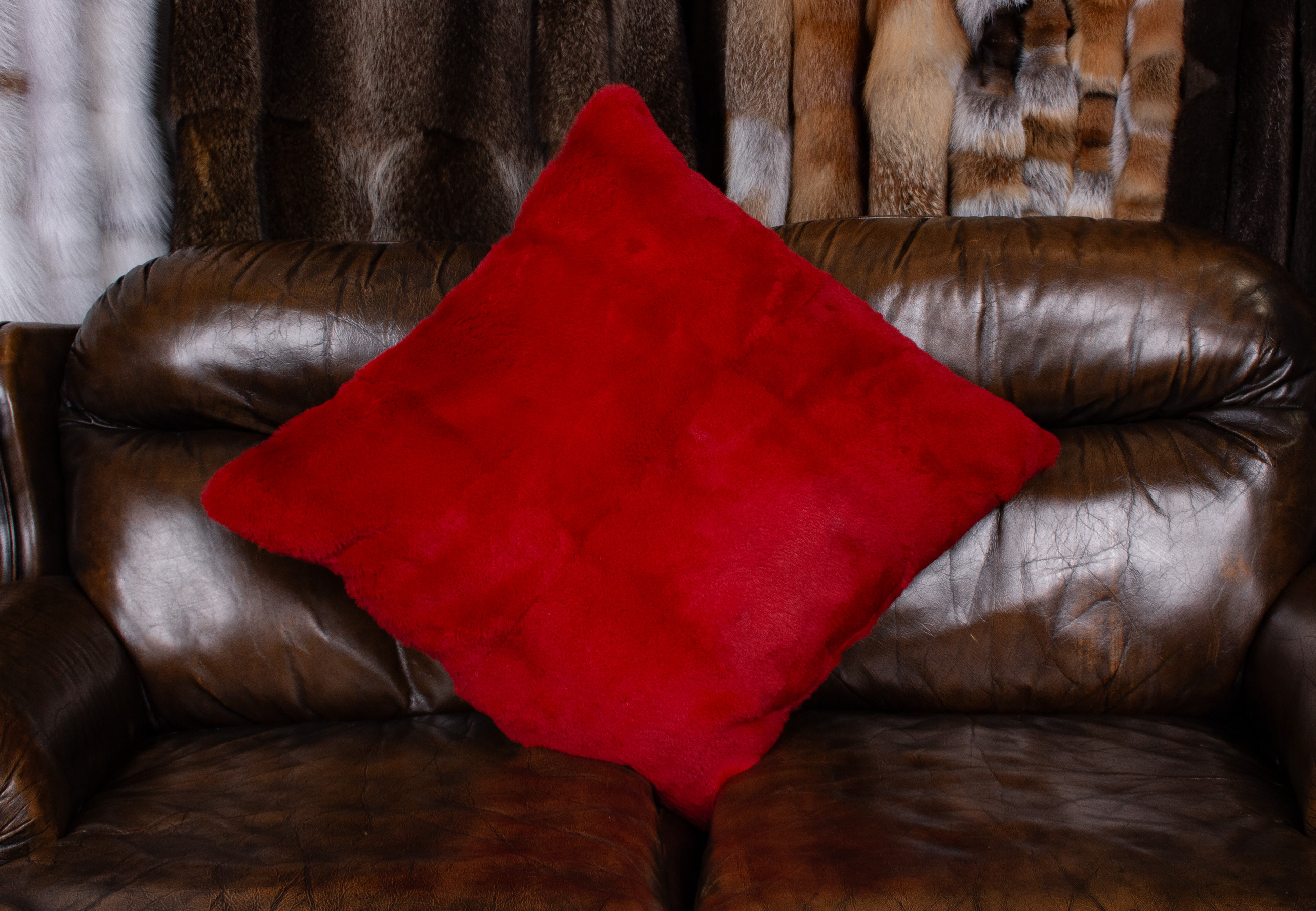 Gemütliches Kanin Fellkissen in edlem Rot Gemütliches Kanin Fellkissen in edlem Rot