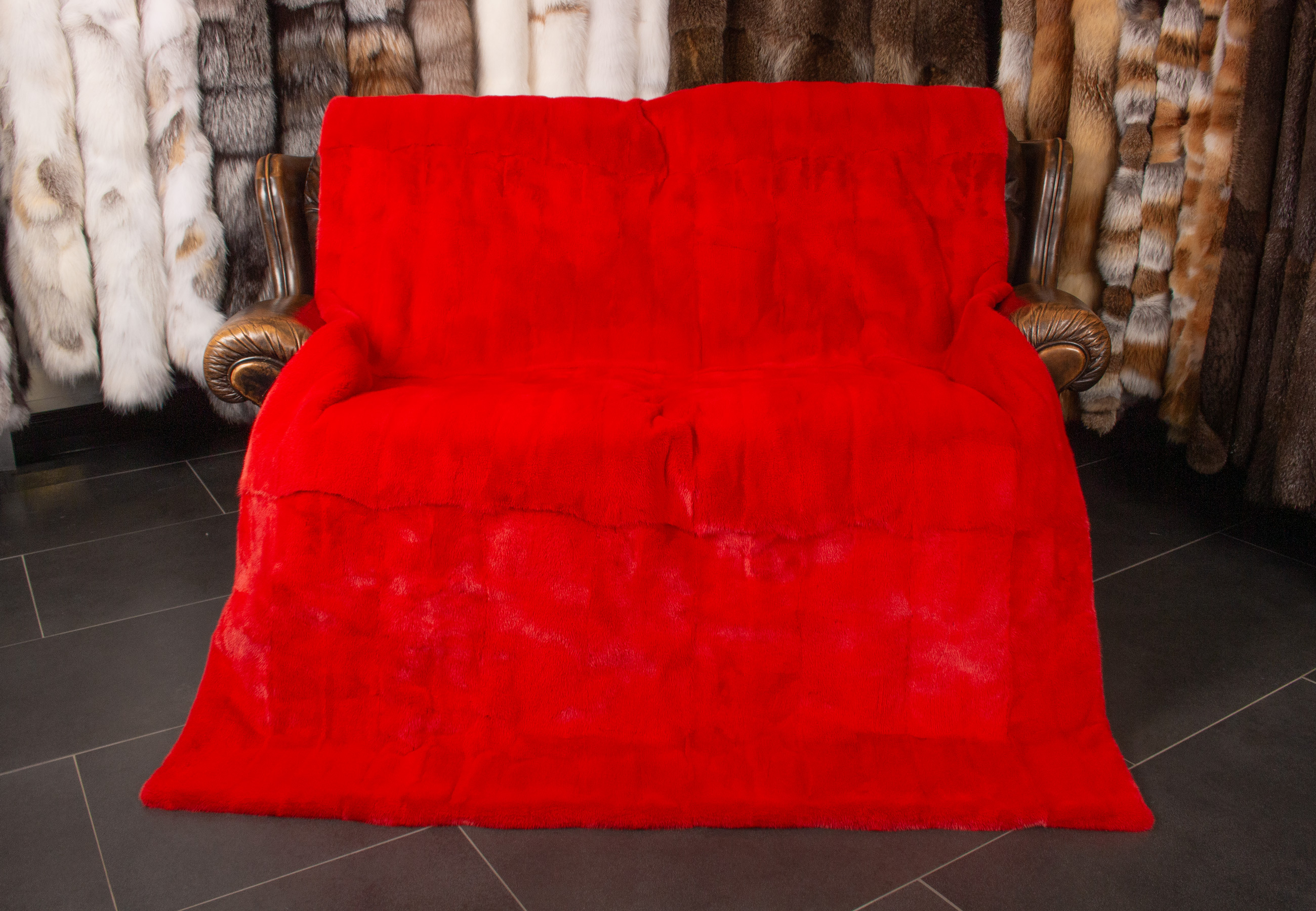 Elegante Nerz Felldecke in Rot Elegante Nerz Felldecke in Rot