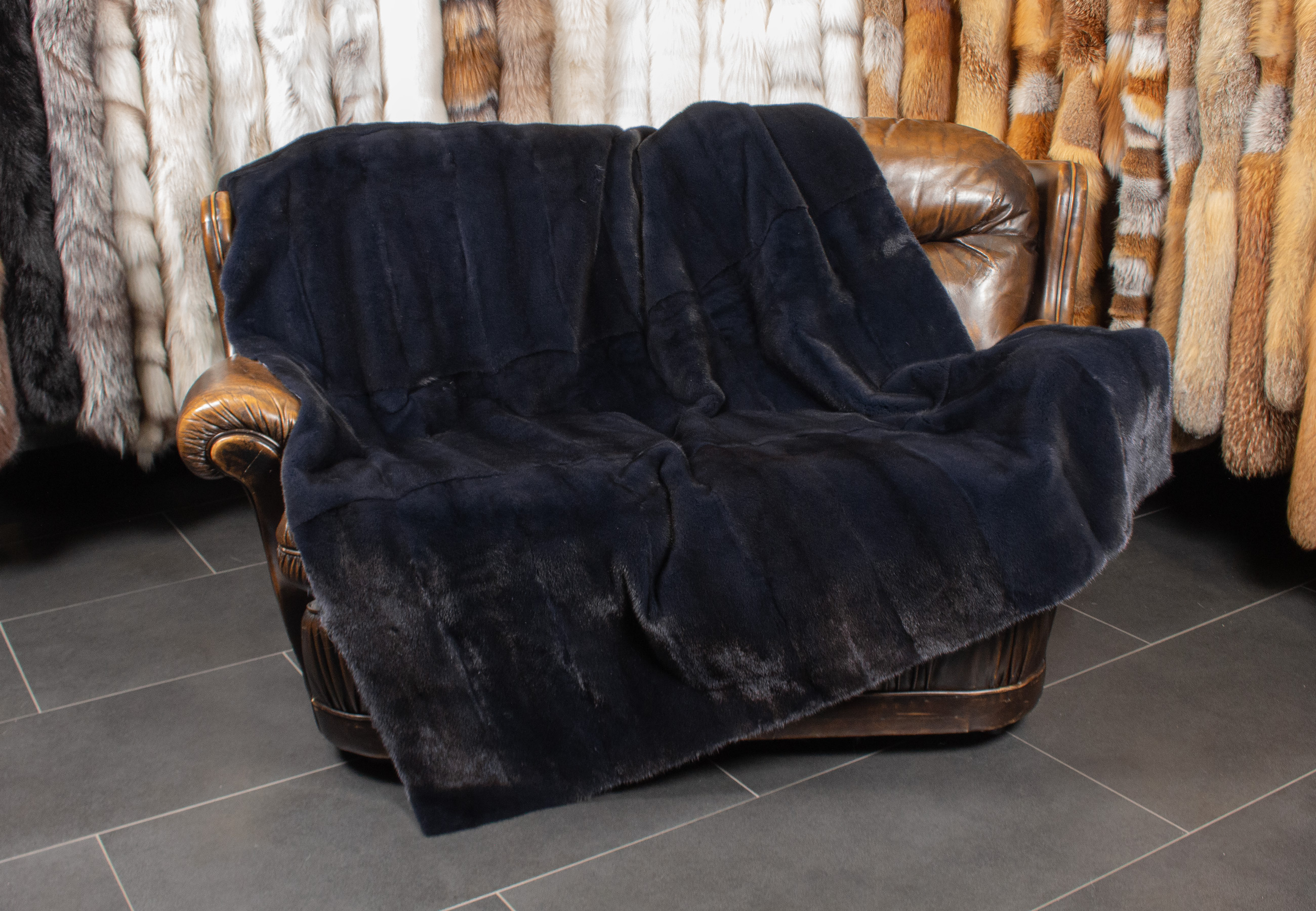 Edle Nerzfelldecke in Marineblau Edle Nerzfelldecke in Marineblau