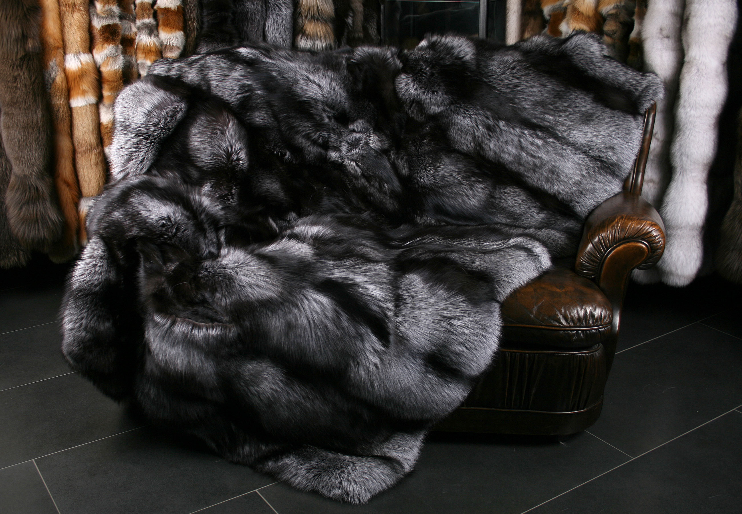 Silberfuchs Felldecke aus skandinavischen Fellen (SAGA Fur)