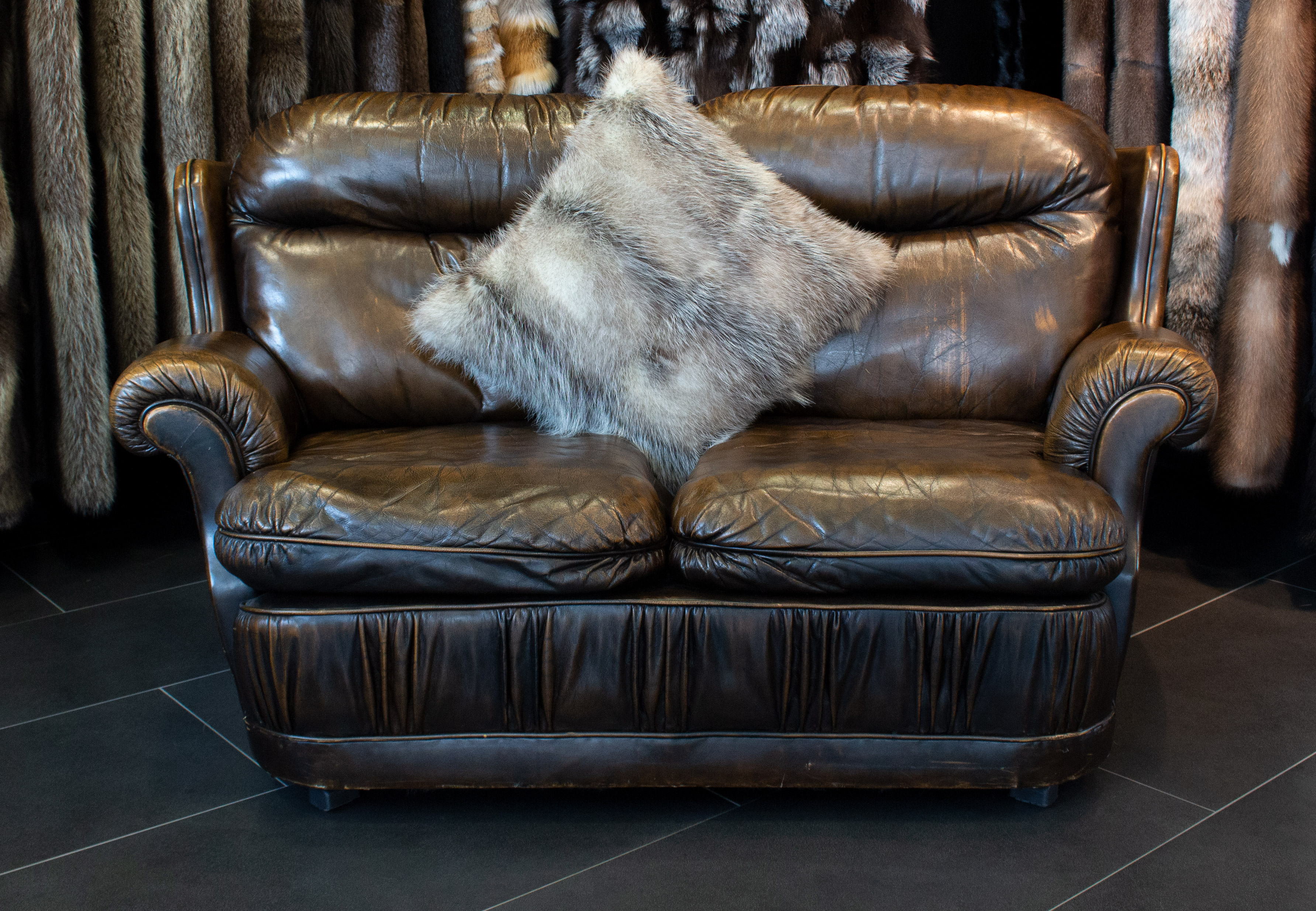 2-5845-Doppelseitige-Amerikanische-Opossum-Fellkissen-Echtpelz Amerikanisches Opossum Fellkissen