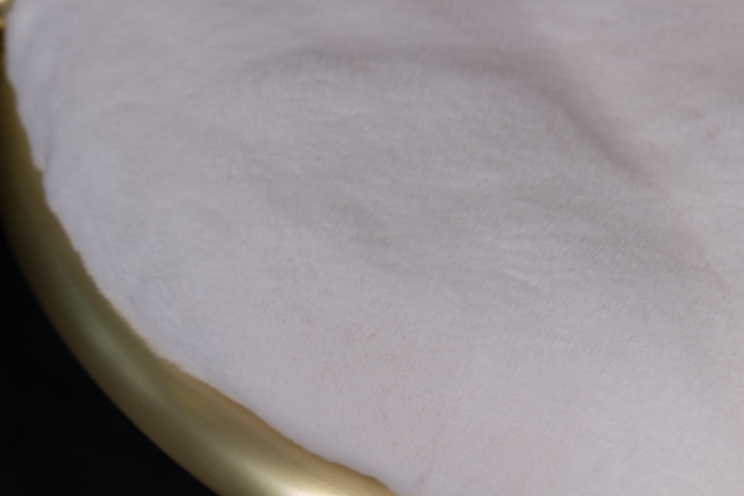 Stuhl mit Gerupftem Nerz in Weiß