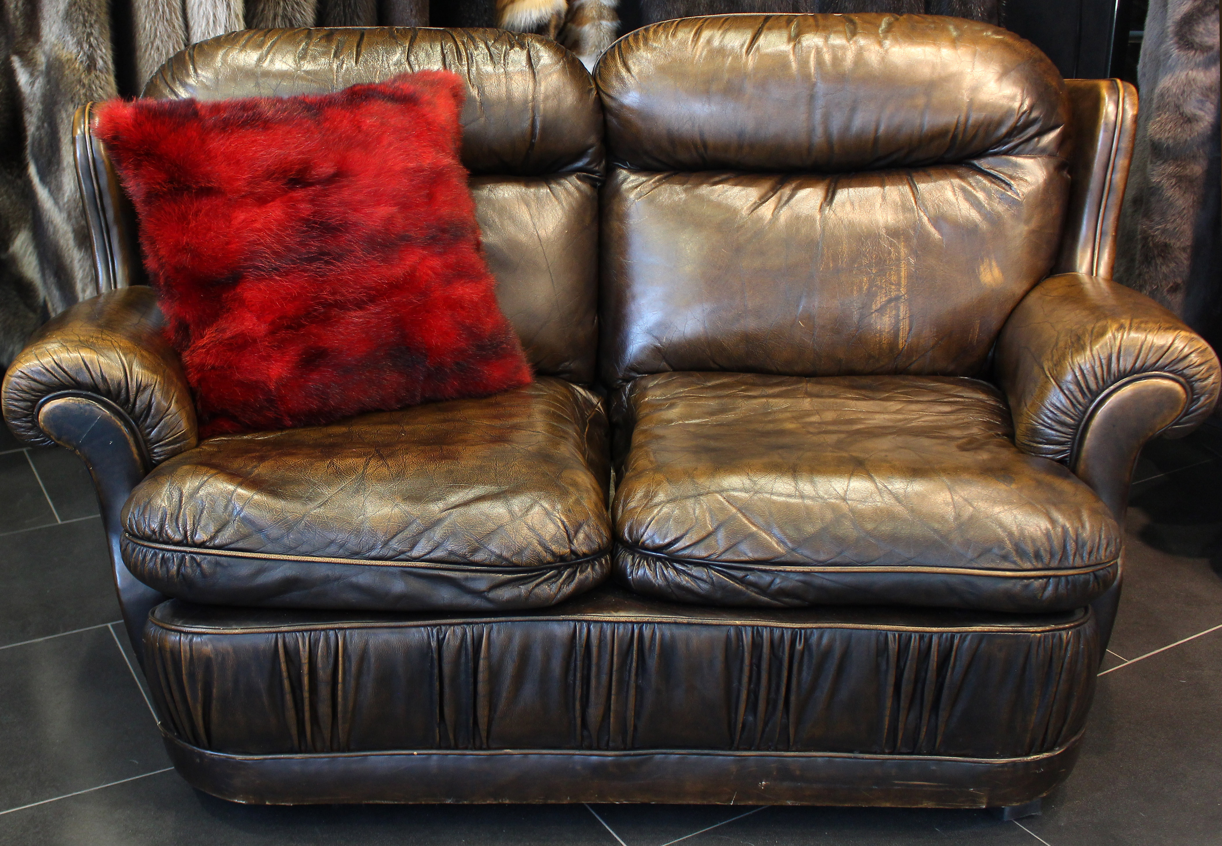 Opossum Pelzkissen in Rot Opossum Pelzkissen in Rot