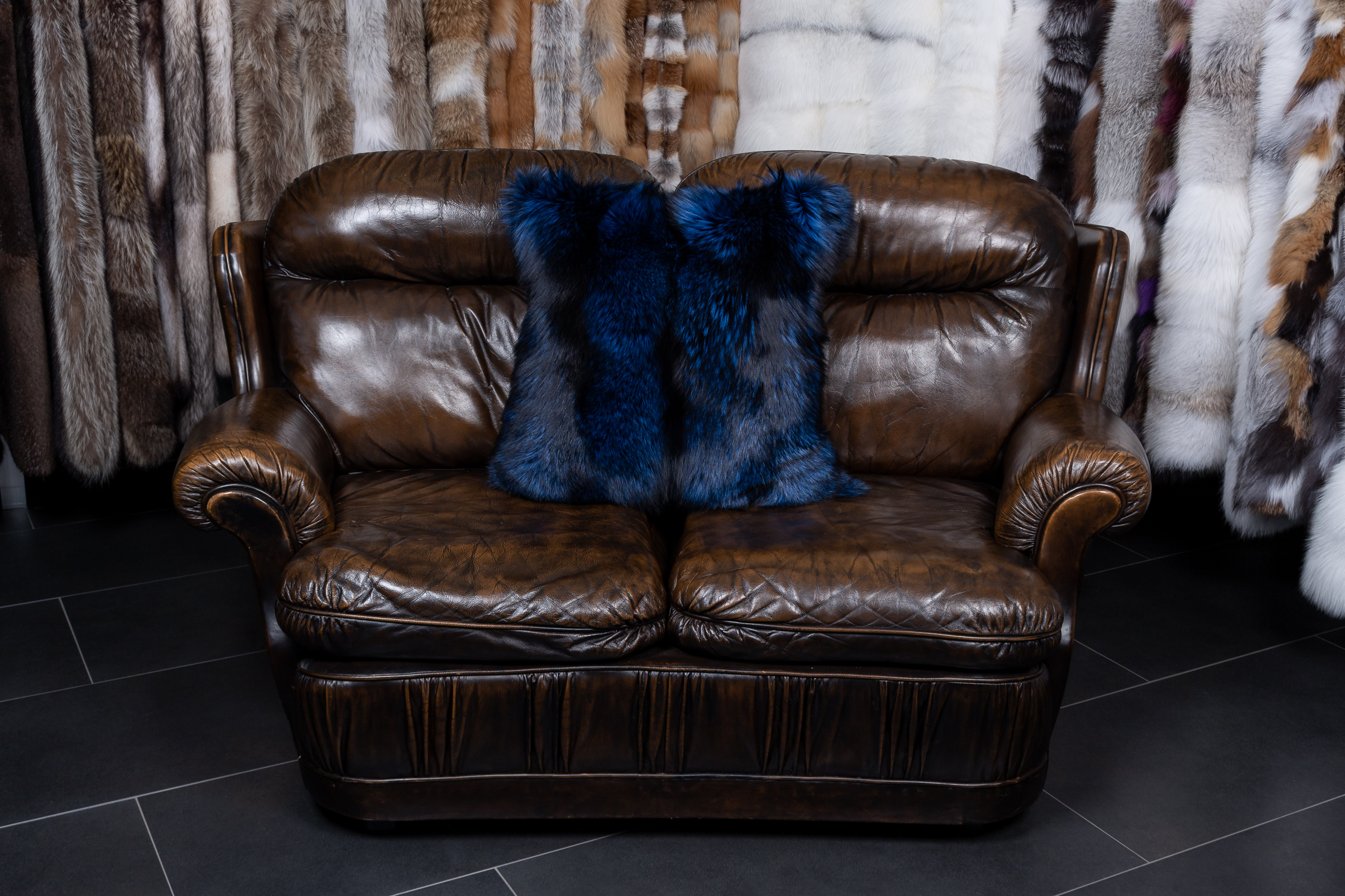 2-1870-Silberfuchs-Echtpelz-Kissen-Royalblau-Lars-Paustian Silberfuchs Echtpelz Kissen in Royalblau