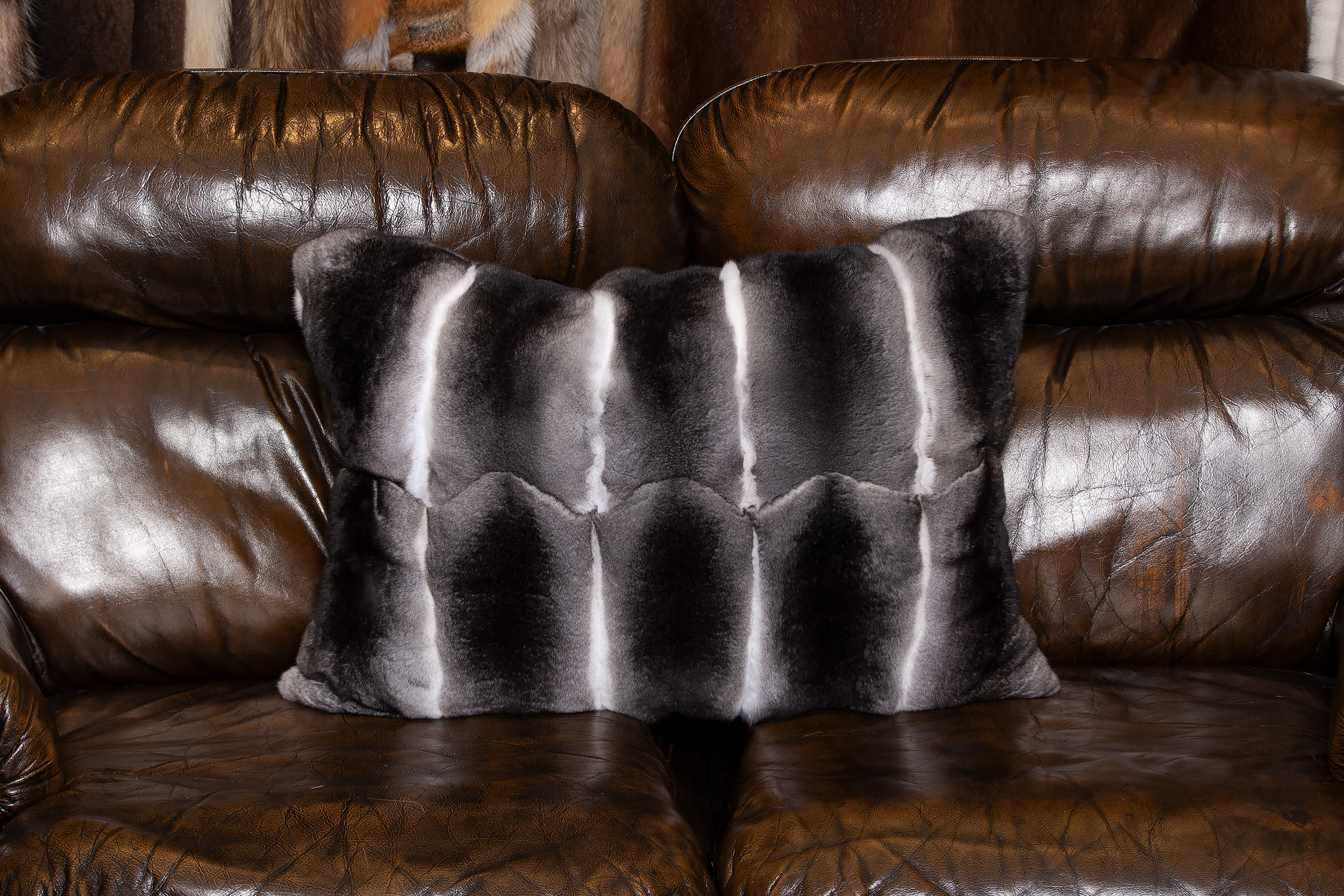 4-2340-Chinchilla-Echtpelz-Kissen-Kolinsky-Rueckfutter-Lars-Paustian Chinchilla Echtpelz Kissen mit Nerz Rückfutter